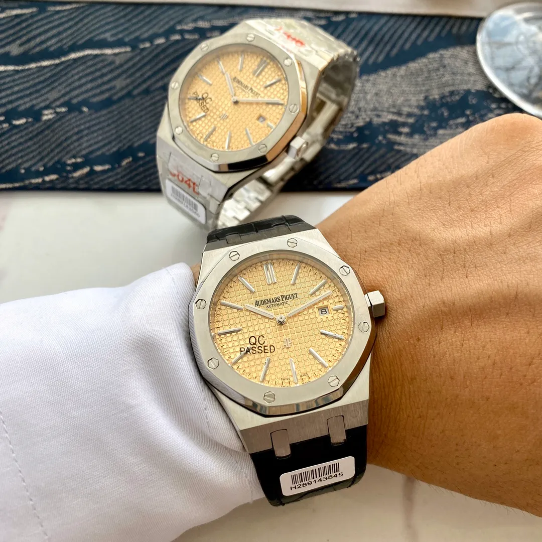 【Foreign trade import】💰1160! Audemars Piguet-Royal Oak AP‼ As the most basic model of the Royal Oak series, it does not have any special functions, only three hands and date display. The fully automatic machine unobstructedly and vividly demonstrates the luxurious and sporty atmosphere of the 15202ST series. The case is made of 316 stainless steel, with white and flawless lines, clear and smooth lines, and the octagonal ring is equipped with eight screws. The inlaid bezel is dazzling, with a size of 41mm/12mm. It uses fluorescent powder to fill the large checkered text. It is bright in sunlight and has a sharp contrast. The scales are filled with exclusive luminous light, which absorbs light quickly and has high durability. The 316 stainless steel bracelet synchronizes the brushed texture of the case and is equipped with a three-fold push-type buckle. ����Classic products continue to be produced🔥