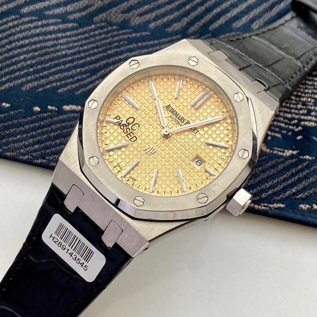 【Foreign trade import】💰1160! Audemars Piguet-Royal Oak AP‼ As the most basic model of the Royal Oak series, it does not have any special functions, only three hands and date display. The fully automatic machine unobstructedly and vividly demonstrates the luxurious and sporty atmosphere of the 15202ST series. The case is made of 316 stainless steel, with white and flawless lines, clear and smooth lines, and the octagonal ring is equipped with eight screws. The inlaid bezel is dazzling, with a size of 41mm/12mm. It uses fluorescent powder to fill the large checkered text. It is bright in sunlight and has a sharp contrast. The scales are filled with exclusive luminous light, which absorbs light quickly and has high durability. The 316 stainless steel bracelet synchronizes the brushed texture of the case and is equipped with a three-fold push-type buckle. ����Classic products continue to be produced🔥