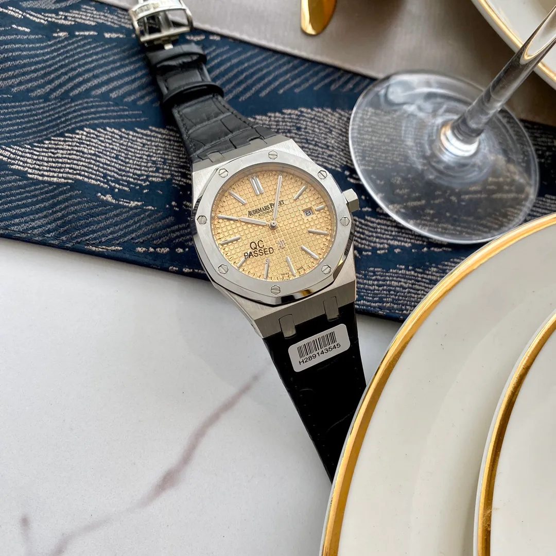 【Foreign trade import】💰1160! Audemars Piguet-Royal Oak AP‼ As the most basic model of the Royal Oak series, it does not have any special functions, only three hands and date display. The fully automatic machine unobstructedly and vividly demonstrates the luxurious and sporty atmosphere of the 15202ST series. The case is made of 316 stainless steel, with white and flawless lines, clear and smooth lines, and the octagonal ring is equipped with eight screws. The inlaid bezel is dazzling, with a size of 41mm/12mm. It uses fluorescent powder to fill the large checkered text. It is bright in sunlight and has a sharp contrast. The scales are filled with exclusive luminous light, which absorbs light quickly and has high durability. The 316 stainless steel bracelet synchronizes the brushed texture of the case and is equipped with a three-fold push-type buckle. ����Classic products continue to be produced🔥
