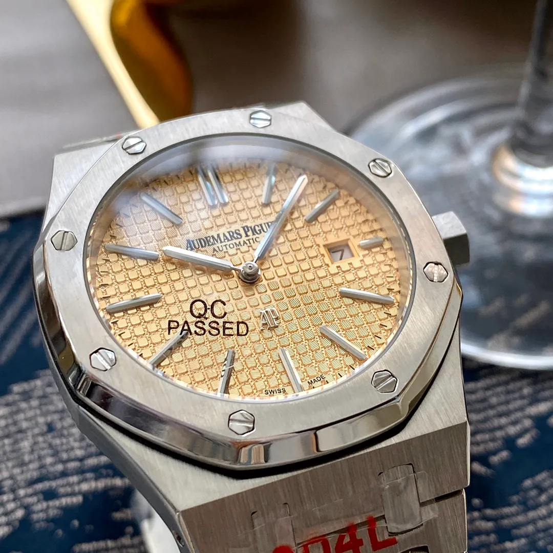【Foreign trade import】💰1160! Audemars Piguet-Royal Oak AP‼ As the most basic model of the Royal Oak series, it does not have any special functions, only three hands and date display. The fully automatic machine unobstructedly and vividly demonstrates the luxurious and sporty atmosphere of the 15202ST series. The case is made of 316 stainless steel, with white and flawless lines, clear and smooth lines, and the octagonal ring is equipped with eight screws. The inlaid bezel is dazzling, with a size of 41mm/12mm. It uses fluorescent powder to fill the large checkered text. It is bright in sunlight and has a sharp contrast. The scales are filled with exclusive luminous light, which absorbs light quickly and has high durability. The 316 stainless steel bracelet synchronizes the brushed texture of the case and is equipped with a three-fold push-type buckle. ����Classic products continue to be produced🔥