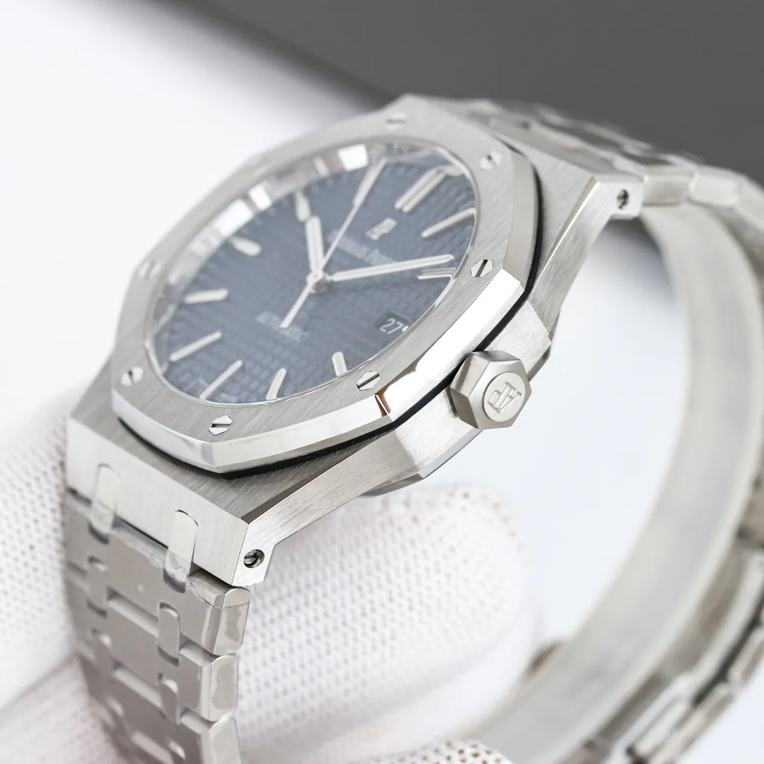 【High-end replica】💰1240! 【Customized all-in-one machine】💰1720! 【Top Replica】💰Private chat! Audemars Piguet Royal Oak 15500 - the pinnacle of steel watches currently on the market - demonstrates strength and is the defending "steel" king! [6 subtleties] 1. The genuine product is disassembled and the size is 41X10.4 mm, which is consistent with the original product! 2. Perfectly restore every detail of the authentic watch case, showing the masculine temperament of the authentic "angular, perseverant and courageous" watch. 3. The workmanship of the steel strap is impeccable, and is better than any steel strap watch on the market. The tightness of the "buffer belt" connecting the steel strap head and the watch title is exactly the same as the original. 4. The automatic rotor pays tribute to the original. It is the only version on the market that has the same color as the original (general versions on the market are reddish) and the ap family emblem is uniquely carved on it. 5. Break the concept of plywood and use Audemars Piguet CAL.4302 all-in-one machine! More stable, better and more real. 6. The "biscuit texture" of the dial is three-dimensional and full, full of energy! It is by no means an ordinary small factory that is in despair. Experience the wonderful experience and feel the difference! This picture was taken as a top-notch replica!