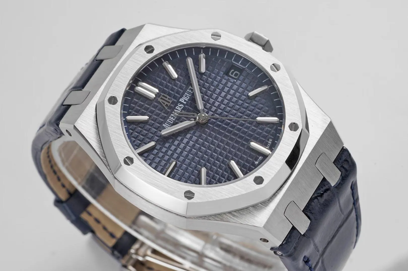BF’s new product Audemars Piguet Royal Oak 15500 is the pinnacle of steel watches currently on the market. It demonstrates strength and is the defending “steel” king! [6 subtleties] 1. The genuine product is disassembled and the size is 41X10.4 mm, which is consistent with the original product! 2. Perfectly restore every detail of the authentic watch case, showing the masculine temperament of the authentic "angular, perseverant and courageous" watch. 3. The workmanship of the steel strap is impeccable, and is better than any steel strap watch on the market. The tightness of the "buffer belt" connecting the steel strap head and the watch title is exactly the same as the original. 4. The automatic rotor pays tribute to the original. It is the only version on the market that has the same color as the original (general versions on the market are reddish) and the ap family emblem is uniquely carved on it. 5. Break the concept of plywood and use the 9015 movement to change the Audemars Piguet CAL.4302 all-in-one machine! More stable, better and more real. 6. The "biscuit texture" of the dial is three-dimensional and full, full of energy! It is by no means an ordinary small factory that is in despair. Experience the wonderful experience and feel the difference! Produced by BF, it must be a high-quality product!