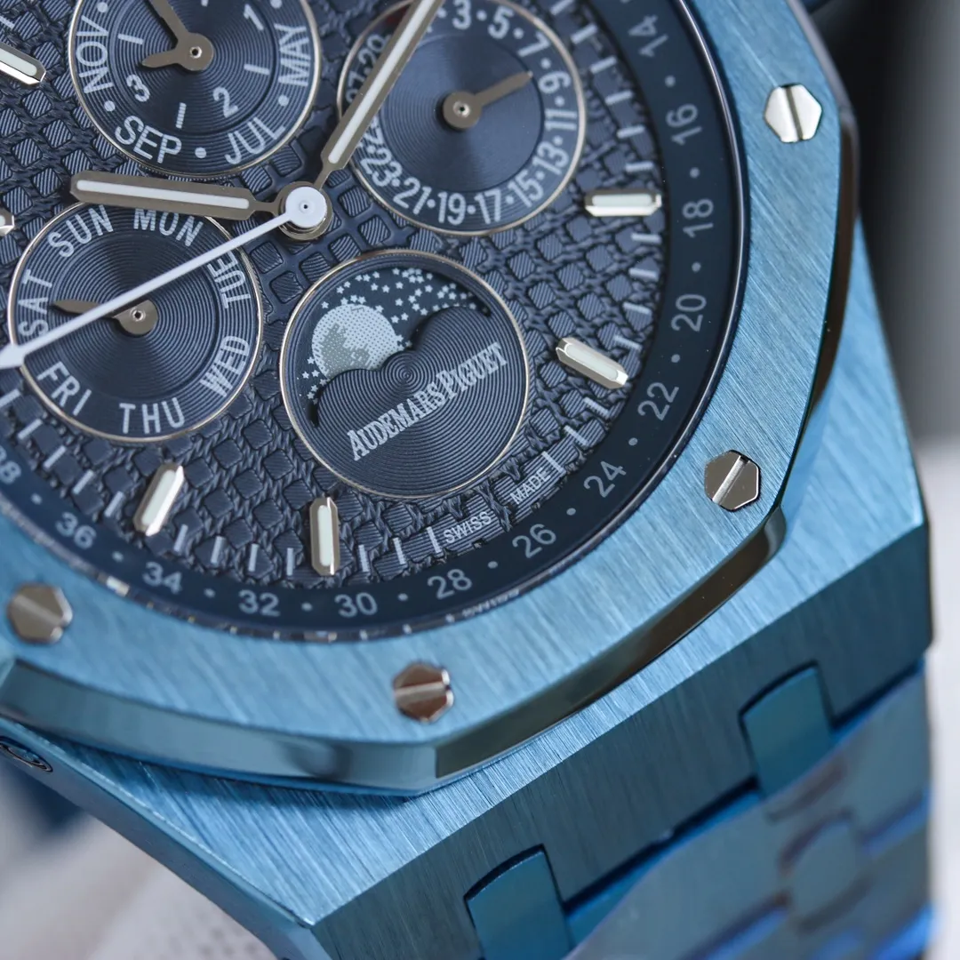 AP Audemars Piguet Royal Oak 26574ST series men's watch! A perfect and personalized experience! 1⃣️Diameter 41MM! 2⃣️ Equipped with a customized version of Cal.5134 movement, which perfectly restores functions! 3⃣️All functions such as calendar, day of the week, month, moon phase, etc. are all real functions and can be used normally. (Steel belt, tape, and belt models are optional) 3⃣️The watch case is made of 316L fine steel, and the entire case is CNC-processed with high precision, and the density is consistent with the original!           4⃣️The entire text is perfectly presented according to the original color! 5⃣️A three-piece set of shell cover, shell and bottom cover. The overall angle perfectly reflects the drawing process and the fusion of quality and beauty!