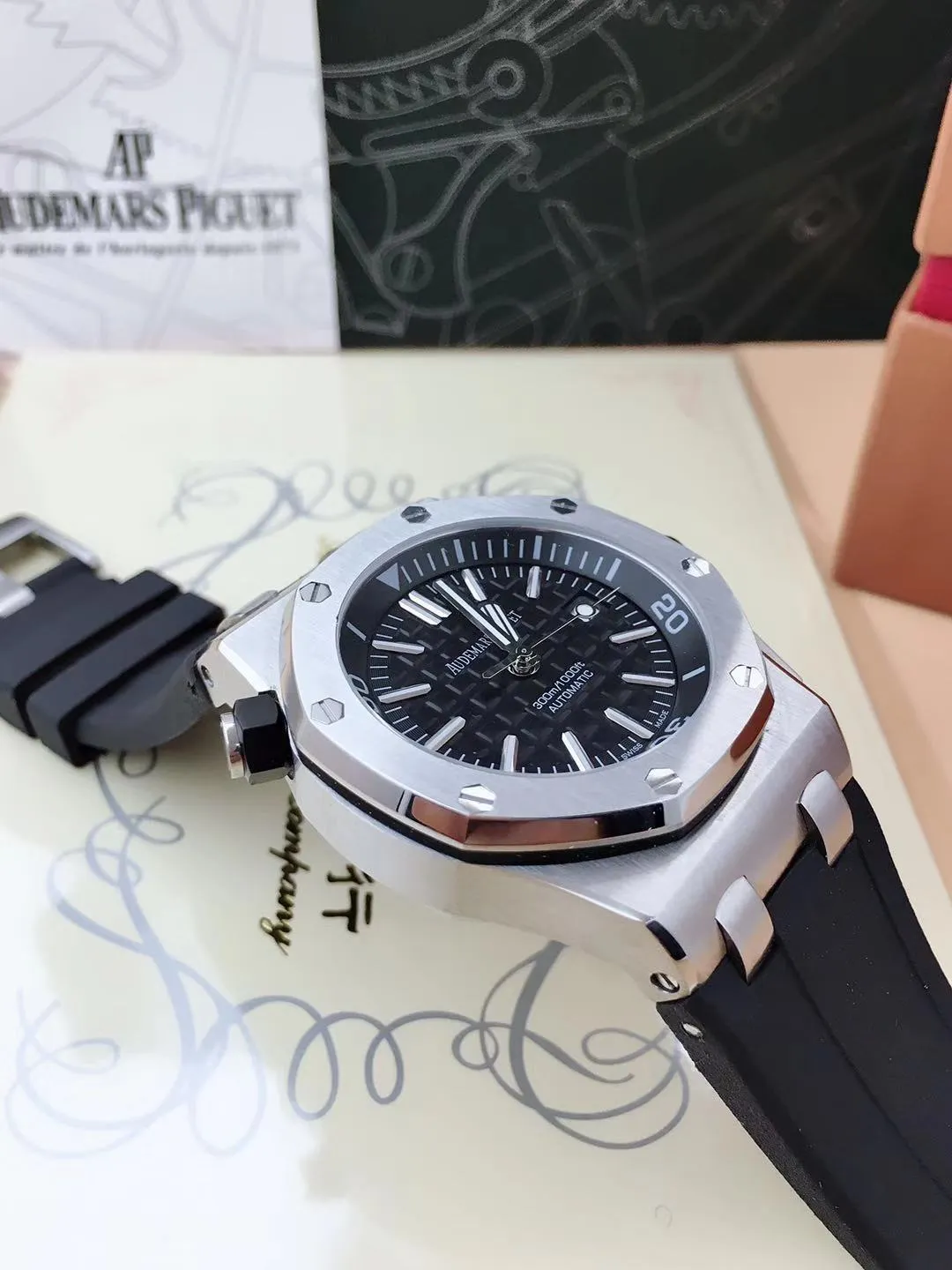 【Foreign trade import】💰1360! Audemars Piguet watches are ranked in the top ten in the world's top ten famous brand watches, and some say they are in the top three. Audemars Piguet watches have always appeared in a high-profile manner. The most classic style is the "Royal Oak", which is characterized by a regular octagonal case with eight decorative screws on each of the eight corners. It looks very rough and very masculine. The price of Audemars Piguet watches is higher, and Audemars Piguet watches are classics among classics!