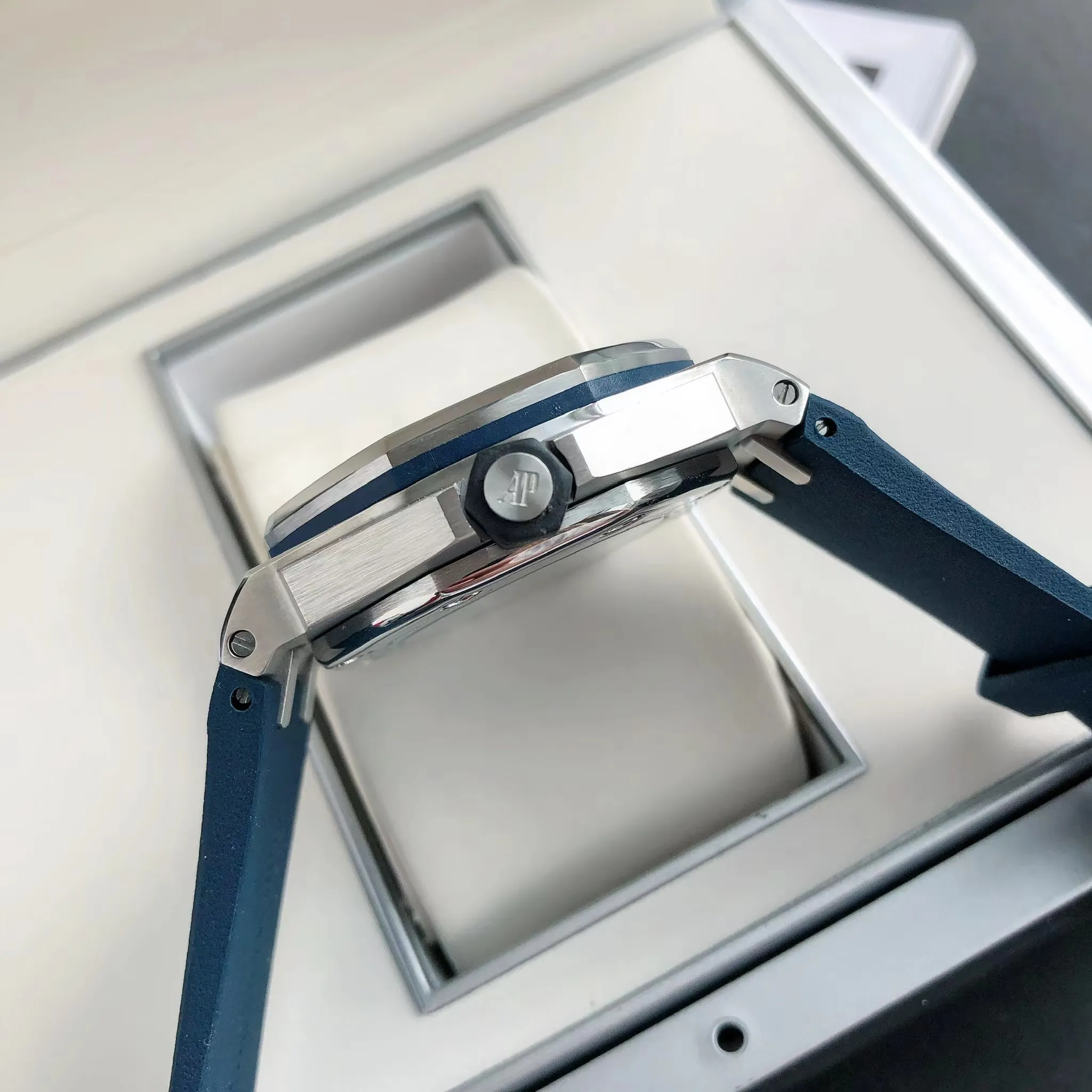 【High-end replica】💰1160! 【Customized all-in-one machine】💰1720! 2022 heavy new product [color] AP Audemars Piguet Royal Oak Offshore men's sports watch, with the same quality standards as always, equipped with sapphire glass, new Citizen movement, deep waterproof, inner shadow circle adjustable rotating chronograph function, perfectly synchronized with original details! [Movement] Still adhering to high cost performance, it uses the brand new original Citizen 9015 automatic mechanical movement imported from Japan with zero repair, and corrects the original movement top. [Case] The case is made of 316 stainless steel, white and flawless, with clear and smooth lines. The octagonal ring mouth is equipped with eight screws and the bezel is dazzling. The size is 42mm/12mm. [Literal] The color is bright under the sun and the contrast is sharp. The scales are filled with exclusive luminous light, which absorbs light quickly and has strong durability. [Bracelet] A rubber strap imported from a large manufacturer with an original large pin buckle ⚠️Please look for the exclusive quality