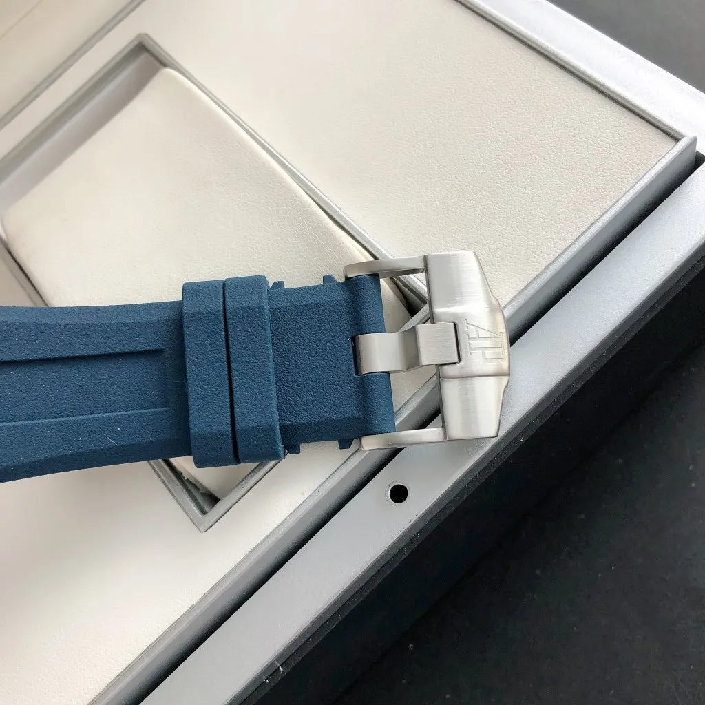 【High-end replica】💰1160! 【Customized all-in-one machine】💰1720! 2022 heavy new product [color] AP Audemars Piguet Royal Oak Offshore men's sports watch, with the same quality standards as always, equipped with sapphire glass, new Citizen movement, deep waterproof, inner shadow circle adjustable rotating chronograph function, perfectly synchronized with original details! [Movement] Still adhering to high cost performance, it uses the brand new original Citizen 9015 automatic mechanical movement imported from Japan with zero repair, and corrects the original movement top. [Case] The case is made of 316 stainless steel, white and flawless, with clear and smooth lines. The octagonal ring mouth is equipped with eight screws and the bezel is dazzling. The size is 42mm/12mm. [Literal] The color is bright under the sun and the contrast is sharp. The scales are filled with exclusive luminous light, which absorbs light quickly and has strong durability. [Bracelet] A rubber strap imported from a large manufacturer with an original large pin buckle ⚠️Please look for the exclusive quality