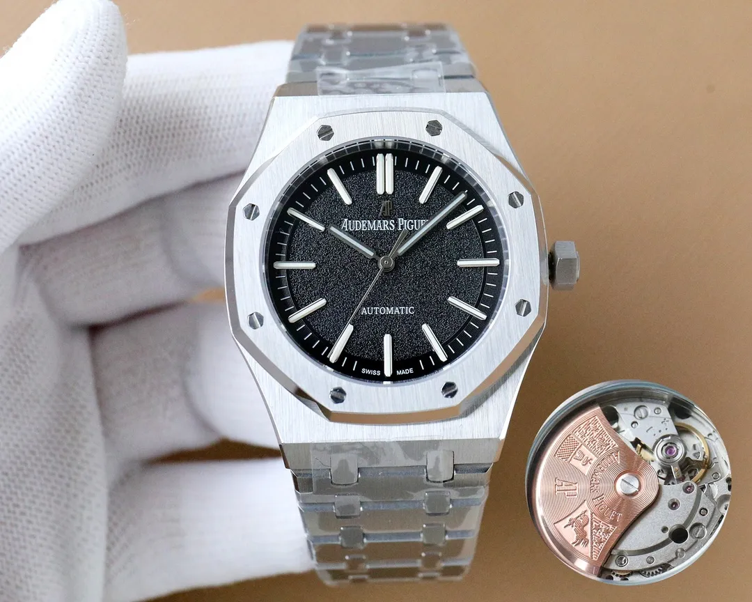 【Customized all-in-one machine】💰1920! The new dial design frosted technology launched at the 2024 Audemars Piguet-Audemars Piguet Royal Oak 50th anniversary event is integrated with the case and strap - the sharp scale design echoes the sword needle.  1⃣️The movement cover without apron inside the case perfectly interprets the reputation of the King of Steel. The 8 screws on the ring are also very finely processed and have sharp edges and corners. 2⃣️The glass is made of sapphire mirror with super anti-reflection. 3⃣️The movement adopts imported 9015 all-in-one machine (zero fault). 4⃣️The steel belt is impeccable in terms of curvature and brushing. 5⃣️The buckle is processed with one click and each buckle undergoes strict QC. Smooth and no lag 🔥Produced by AD, high quality products constantly🔥