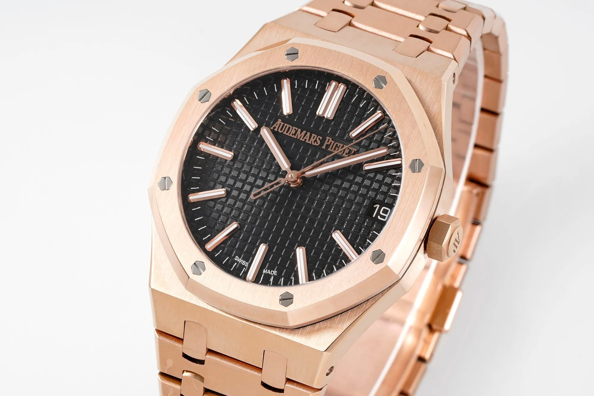 【High-end replica】💰1240! Top replica 💰Private chat! APS Audemars Piguet Royal Oak 15510 - shocking launch: using 4302 integrated movement - achieving the pinnacle of steel watches - demonstrating strength and defending the "steel" king! [5 subtleties] 1. The authentic product is disassembled and the size is 41X10.4 mm, which is consistent with the original product! 2. Perfectly restore every detail of the authentic watch case, showing the masculine temperament of the authentic "angular, perseverant and courageous" watch. 3. The workmanship of the steel strap is impeccable, and is better than any steel strap watch on the market. The tightness of the "buffer belt" connecting the steel strap head and the watch title is exactly the same as the original. 4. Audemars Piguet CAL.4302 all-in-one machine! Power up to 72 hours is more stable, better and more real. 5. The "biscuit texture" of the dial is three-dimensional and full, full of energy! It is by no means an ordinary small factory that is in despair. Experience the wonderful experience and feel the difference! Produced by APS, it must be a high-quality product!