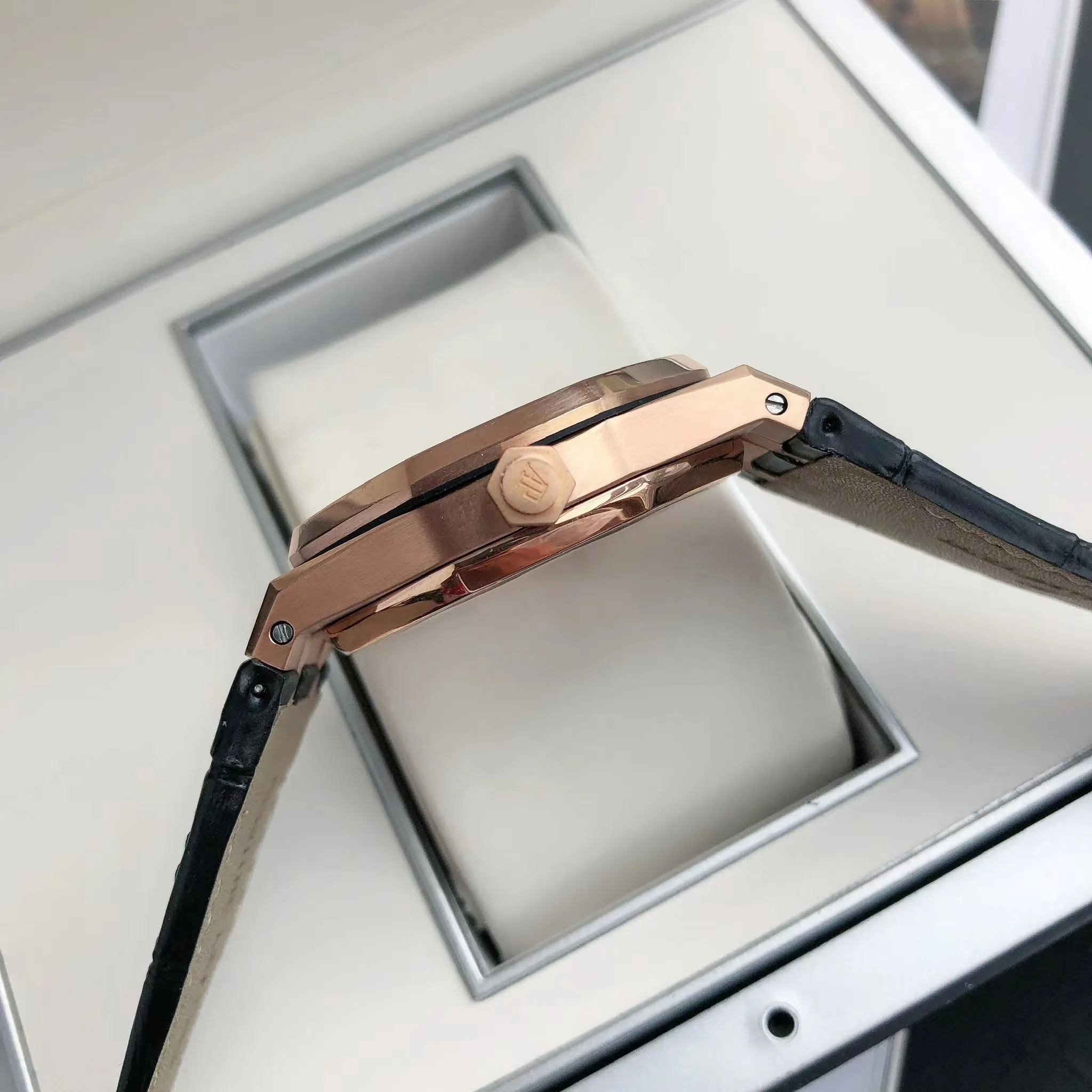 【High-end replica】💰1240! 【Customized all-in-one machine】💰1720! 2022 official synchronized new popular Audemars Piguet Royal Oak series 15500 classic men's watch [wit] [Movement] GD products still adhere to the principle of high cost performance, low price and affordable price, using 💯 brand new original Japanese imported Citizen 9015 automatic mechanical movement with zero repair, and correcting the original movement top [Case] The case is made of 316 stainless steel with flawless white lines and clear and smooth lines. The octagonal ring mouth is equipped with eight screws and the bezel is eye-catching. The size is 41mm/12mm. [Literature] The large plaid text is filled with fluorescent powder, which is bright and contrasting under the sun. The scale is filled with exclusive luminous light, which absorbs light quickly and has high durability. [Bracelet] 316 stainless steel bracelet synchronizes the brushed texture of the case with a three-fold push-button buckle. ⚠️Please look for the exclusive quality of GD products