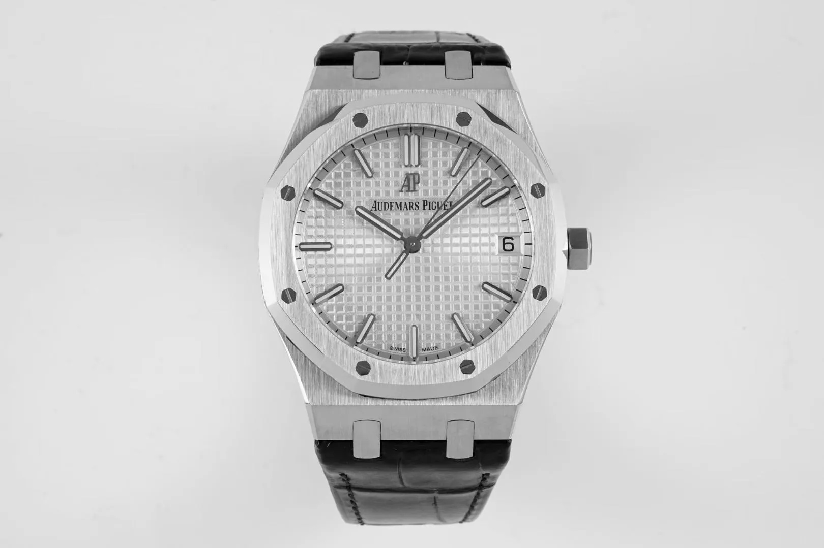 BF’s new product Audemars Piguet Royal Oak 15500 is the pinnacle of steel watches currently on the market. It demonstrates strength and is the defending “steel” king! [6 subtleties] 1. The genuine product is disassembled and the size is 41X10.4 mm, which is consistent with the original product! 2. Perfectly restore every detail of the authentic watch case, showing the masculine temperament of the authentic "angular, perseverant and courageous" watch. 3. The workmanship of the steel strap is impeccable, and is better than any steel strap watch on the market. The tightness of the "buffer belt" connecting the steel strap head and the watch title is exactly the same as the original. 4. The automatic rotor pays tribute to the original. It is the only version on the market that has the same color as the original (general versions on the market are reddish) and the ap family emblem is uniquely carved on it. 5. Break the concept of plywood and use the 9015 movement to change the Audemars Piguet CAL.4302 all-in-one machine! More stable, better and more real. 6. The "biscuit texture" of the dial is three-dimensional and full, full of energy! It is by no means an ordinary small factory that is in despair. Experience the wonderful experience and feel the difference! Produced by BF, it must be a high-quality product!