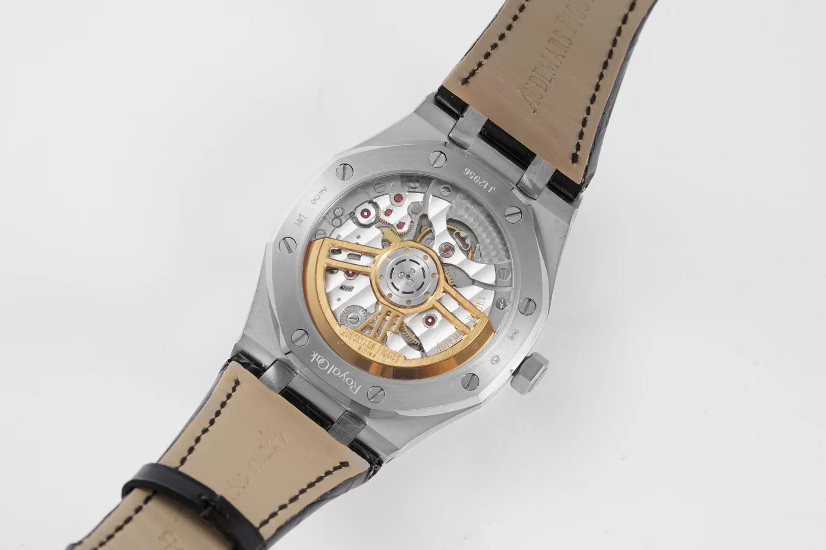 BF’s new product Audemars Piguet Royal Oak 15500 is the pinnacle of steel watches currently on the market. It demonstrates strength and is the defending “steel” king! [6 subtleties] 1. The genuine product is disassembled and the size is 41X10.4 mm, which is consistent with the original product! 2. Perfectly restore every detail of the authentic watch case, showing the masculine temperament of the authentic "angular, perseverant and courageous" watch. 3. The workmanship of the steel strap is impeccable, and is better than any steel strap watch on the market. The tightness of the "buffer belt" connecting the steel strap head and the watch title is exactly the same as the original. 4. The automatic rotor pays tribute to the original. It is the only version on the market that has the same color as the original (general versions on the market are reddish) and the ap family emblem is uniquely carved on it. 5. Break the concept of plywood and use the 9015 movement to change the Audemars Piguet CAL.4302 all-in-one machine! More stable, better and more real. 6. The "biscuit texture" of the dial is three-dimensional and full, full of energy! It is by no means an ordinary small factory that is in despair. Experience the wonderful experience and feel the difference! Produced by BF, it must be a high-quality product!
