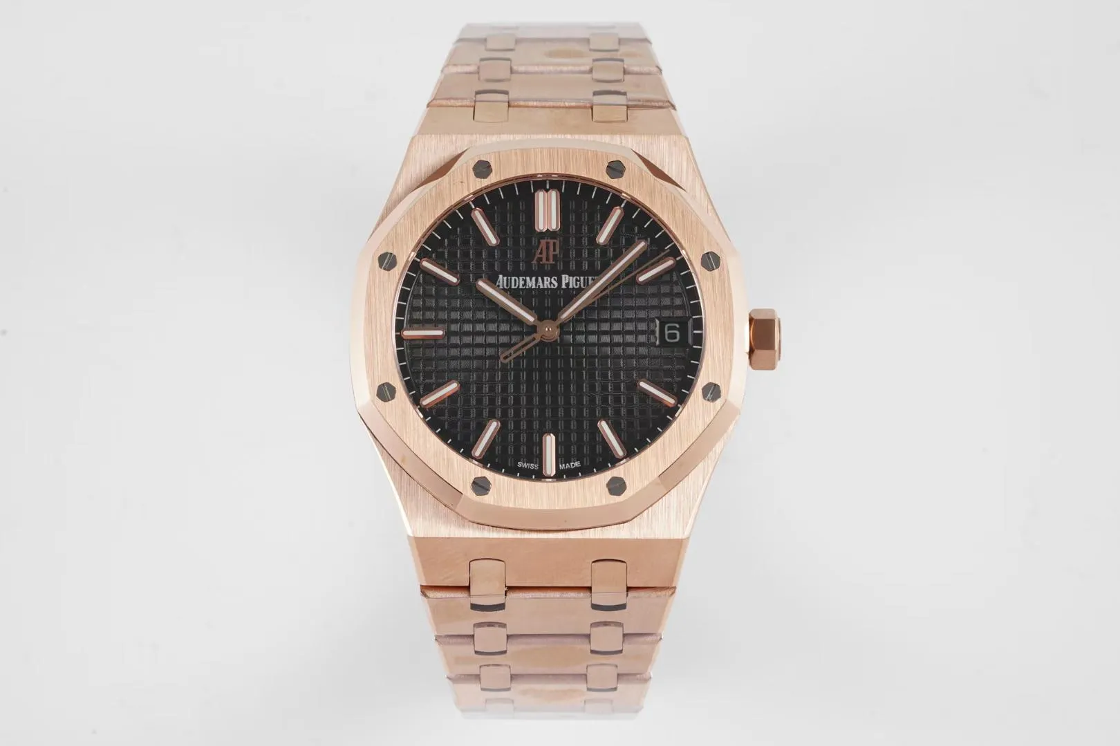 BF’s new product Audemars Piguet Royal Oak 15500 is the pinnacle of steel watches currently on the market. It demonstrates strength and is the defending “steel” king! [6 subtleties] 1. The genuine product is disassembled and the size is 41X10.4 mm, which is consistent with the original product! 2. Perfectly restore every detail of the authentic watch case, showing the masculine temperament of the authentic "angular, perseverant and courageous" watch. 3. The workmanship of the steel strap is impeccable, and is better than any steel strap watch on the market. The tightness of the "buffer belt" connecting the steel strap head and the watch title is exactly the same as the original. 4. The automatic rotor pays tribute to the original. It is the only version on the market that has the same color as the original (general versions on the market are reddish) and the ap family emblem is uniquely carved on it. 5. Break the concept of plywood and use the 9015 movement to change the Audemars Piguet CAL.4302 all-in-one machine! More stable, better and more real. 6. The "biscuit texture" of the dial is three-dimensional and full, full of energy! It is by no means an ordinary small factory that is in despair. Experience the wonderful experience and feel the difference! Produced by BF, it must be a high-quality product!