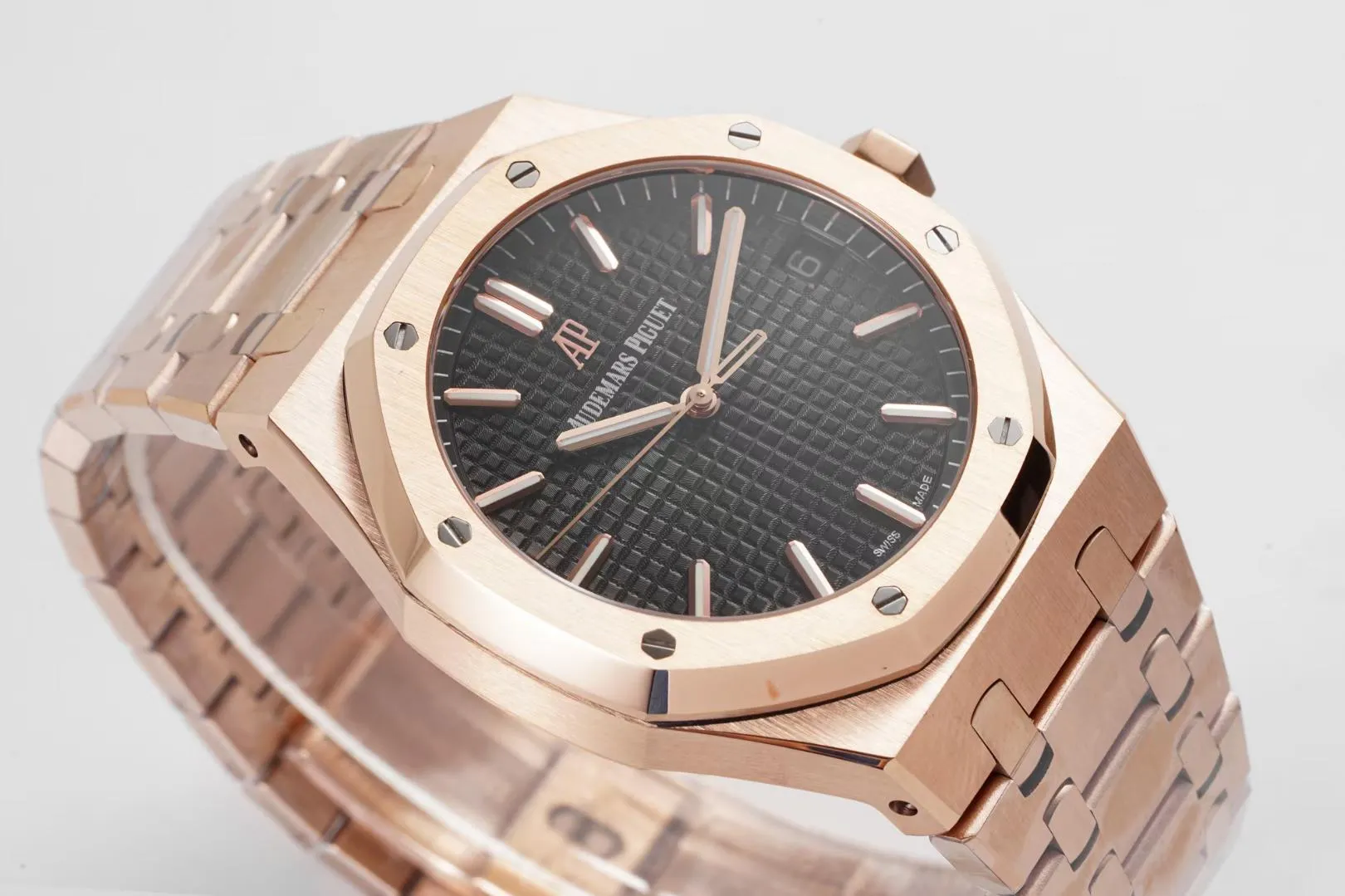 BF’s new product Audemars Piguet Royal Oak 15500 is the pinnacle of steel watches currently on the market. It demonstrates strength and is the defending “steel” king! [6 subtleties] 1. The genuine product is disassembled and the size is 41X10.4 mm, which is consistent with the original product! 2. Perfectly restore every detail of the authentic watch case, showing the masculine temperament of the authentic "angular, perseverant and courageous" watch. 3. The workmanship of the steel strap is impeccable, and is better than any steel strap watch on the market. The tightness of the "buffer belt" connecting the steel strap head and the watch title is exactly the same as the original. 4. The automatic rotor pays tribute to the original. It is the only version on the market that has the same color as the original (general versions on the market are reddish) and the ap family emblem is uniquely carved on it. 5. Break the concept of plywood and use the 9015 movement to change the Audemars Piguet CAL.4302 all-in-one machine! More stable, better and more real. 6. The "biscuit texture" of the dial is three-dimensional and full, full of energy! It is by no means an ordinary small factory that is in despair. Experience the wonderful experience and feel the difference! Produced by BF, it must be a high-quality product!