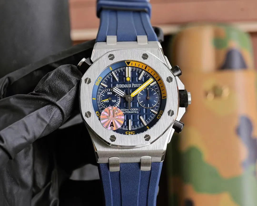 【High-end replica】💰1300! Top replica 💰Private chat! Audemars Piguet AP Royal Oak Series Fruit Model: 26703 running seconds chronograph automatic mechanical men's watch equipped with original cal.3124 movement diameter: 42mm super luminous 1. The case material is 316L stainless steel, which is forged by CNC to a diameter of 42mm in one step. The case is impeccable after being polished and polished many times through the drawing process, including the screws. 2. The grid pattern on the dial is well-proportioned and has a strong three-dimensional effect. The thickness and length of the scale lines are consistent with the original product. The nail hour markers are filled with super luminous material. Two groups of small disks are symmetrically distributed, like two small eyes. There are circles of magnification rings inside the disk, and the details are well processed. 3. The surface of the fluororubber strap has a strong frosted texture. It uses imported rubber that is odorless and dust-free, just to improve the comfort of wearing. 4. Both the front and rear glass are made of sapphire crystal mirror glass, and the mirror surface is also very transparent. This watch uses the 3124 movement, which has an appearance that is very similar to the original one, and its travel time is accurate and stable.
