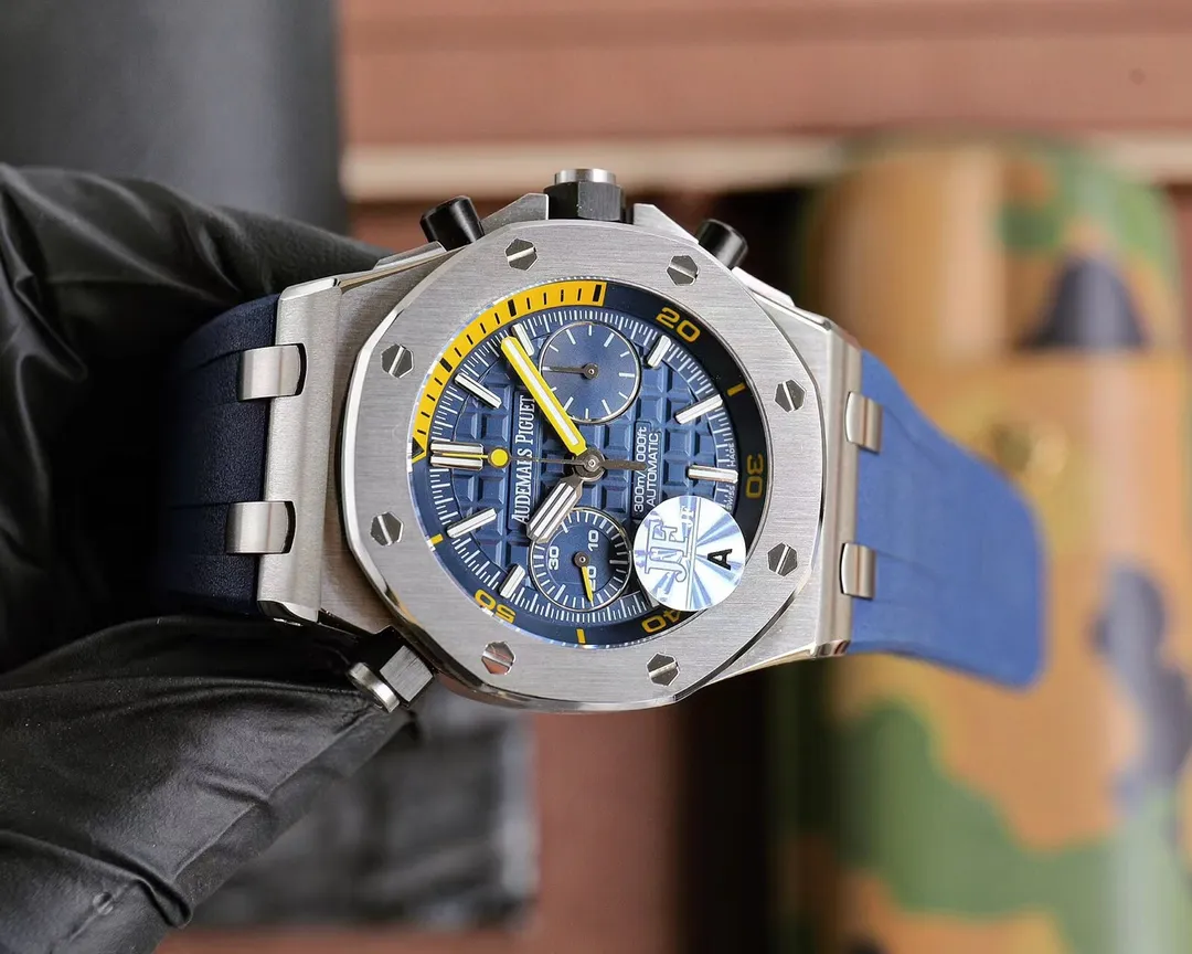 【High-end replica】💰1300! Top replica 💰Private chat! Audemars Piguet AP Royal Oak Series Fruit Model: 26703 running seconds chronograph automatic mechanical men's watch equipped with original cal.3124 movement diameter: 42mm super luminous 1. The case material is 316L stainless steel, which is forged by CNC to a diameter of 42mm in one step. The case is impeccable after being polished and polished many times through the drawing process, including the screws. 2. The grid pattern on the dial is well-proportioned and has a strong three-dimensional effect. The thickness and length of the scale lines are consistent with the original product. The nail hour markers are filled with super luminous material. Two groups of small disks are symmetrically distributed, like two small eyes. There are circles of magnification rings inside the disk, and the details are well processed. 3. The surface of the fluororubber strap has a strong frosted texture. It uses imported rubber that is odorless and dust-free, just to improve the comfort of wearing. 4. Both the front and rear glass are made of sapphire crystal mirror glass, and the mirror surface is also very transparent. This watch uses the 3124 movement, which has an appearance that is very similar to the original one, and its travel time is accurate and stable.