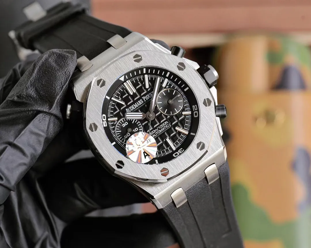 【Top replica】💰4500! Audemars Piguet Royal Oak Series Fruit Model: 26703 running seconds chronograph automatic mechanical men's watch equipped with original cal.3124 movement diameter: 42mm super luminous 1. The case material is 316L stainless steel, which is forged by CNC to a diameter of 42mm. The thickness and length of the scale lines are consistent with the original product. The nail hour markers are filled with super luminous material. Two groups of small disks are symmetrically distributed, like two small eyes. There are circles of magnification rings inside the disk, and the details are well processed. 3. The surface of the fluororubber strap has a strong frosted texture. It uses imported rubber that is odorless and dust-free, just to improve the comfort of wearing. 4. Both the front and rear glass are made of sapphire mirror, and the mirror is also very transparent. This watch uses the 3124 movement, which has an appearance that is very similar to the original one, and its travel time is accurate and stable.
