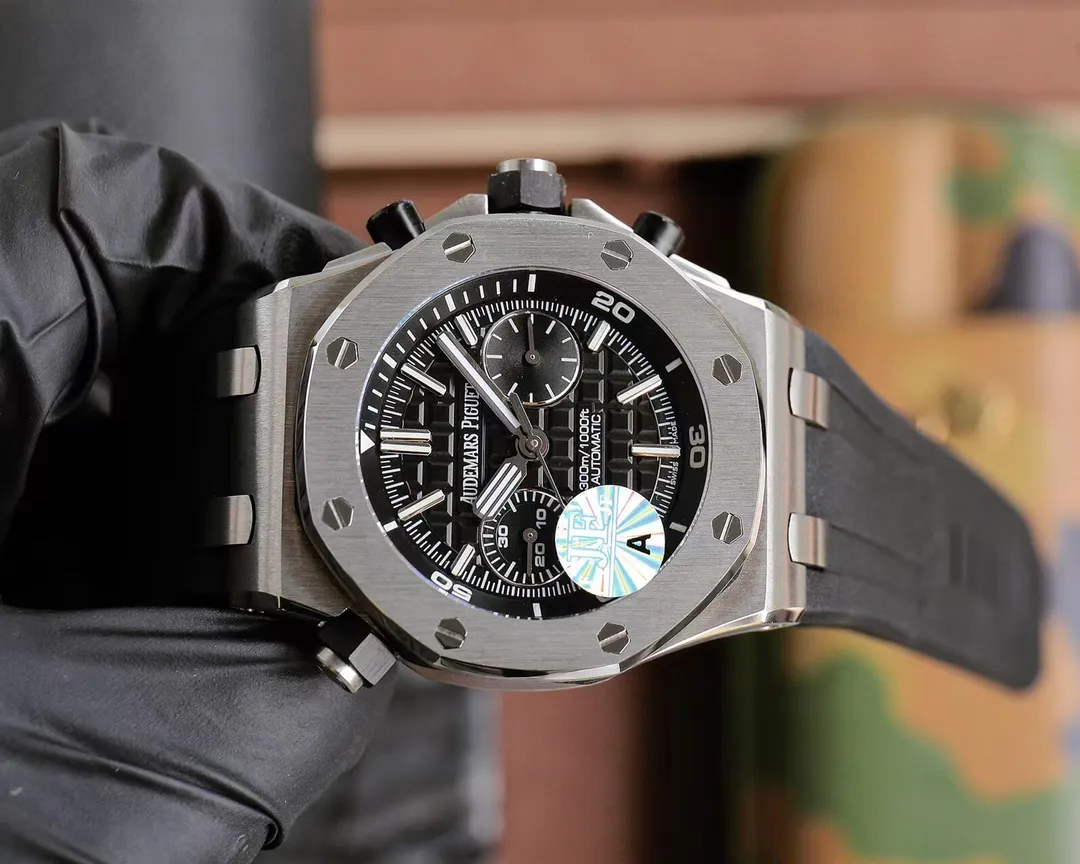 【Top replica】💰4500! Audemars Piguet Royal Oak Series Fruit Model: 26703 running seconds chronograph automatic mechanical men's watch equipped with original cal.3124 movement diameter: 42mm super luminous 1. The case material is 316L stainless steel, which is forged by CNC to a diameter of 42mm. The thickness and length of the scale lines are consistent with the original product. The nail hour markers are filled with super luminous material. Two groups of small disks are symmetrically distributed, like two small eyes. There are circles of magnification rings inside the disk, and the details are well processed. 3. The surface of the fluororubber strap has a strong frosted texture. It uses imported rubber that is odorless and dust-free, just to improve the comfort of wearing. 4. Both the front and rear glass are made of sapphire mirror, and the mirror is also very transparent. This watch uses the 3124 movement, which has an appearance that is very similar to the original one, and its travel time is accurate and stable.