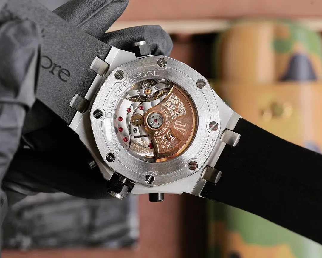【Top replica】💰4500! Audemars Piguet Royal Oak Series Fruit Model: 26703 running seconds chronograph automatic mechanical men's watch equipped with original cal.3124 movement diameter: 42mm super luminous 1. The case material is 316L stainless steel, which is forged by CNC to a diameter of 42mm. The thickness and length of the scale lines are consistent with the original product. The nail hour markers are filled with super luminous material. Two groups of small disks are symmetrically distributed, like two small eyes. There are circles of magnification rings inside the disk, and the details are well processed. 3. The surface of the fluororubber strap has a strong frosted texture. It uses imported rubber that is odorless and dust-free, just to improve the comfort of wearing. 4. Both the front and rear glass are made of sapphire mirror, and the mirror is also very transparent. This watch uses the 3124 movement, which has an appearance that is very similar to the original one, and its travel time is accurate and stable.