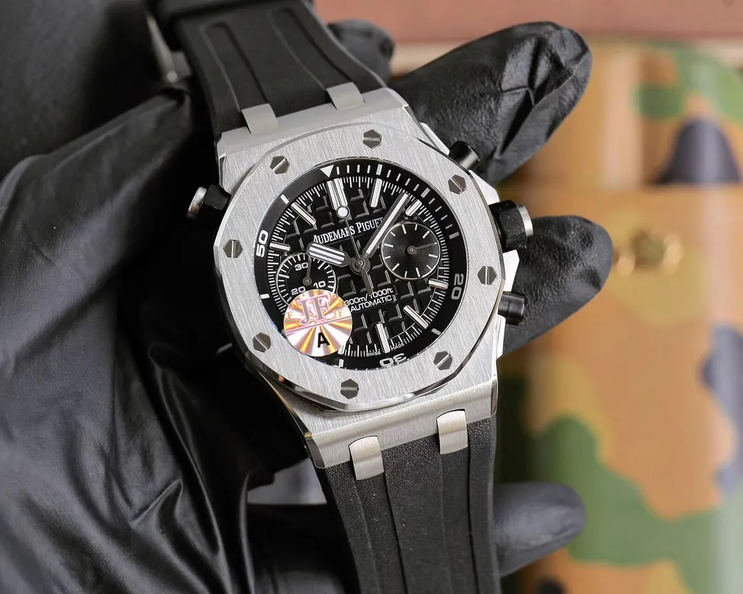 【Top replica】💰4500! Audemars Piguet Royal Oak Series Fruit Model: 26703 running seconds chronograph automatic mechanical men's watch equipped with original cal.3124 movement diameter: 42mm super luminous 1. The case material is 316L stainless steel, which is forged by CNC to a diameter of 42mm. The thickness and length of the scale lines are consistent with the original product. The nail hour markers are filled with super luminous material. Two groups of small disks are symmetrically distributed, like two small eyes. There are circles of magnification rings inside the disk, and the details are well processed. 3. The surface of the fluororubber strap has a strong frosted texture. It uses imported rubber that is odorless and dust-free, just to improve the comfort of wearing. 4. Both the front and rear glass are made of sapphire mirror, and the mirror is also very transparent. This watch uses the 3124 movement, which has an appearance that is very similar to the original one, and its travel time is accurate and stable.