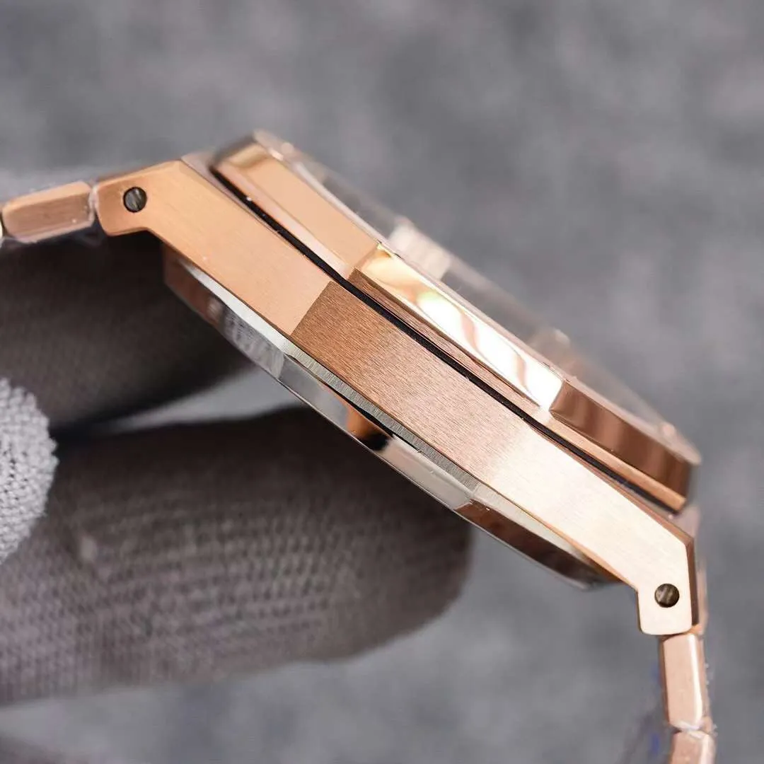 Audemars Piguet Royal Oak 15500 - Demonstrating strength and defending the "steel" king! The original mold size is 41X12 mm, which is consistent with the original product! It perfectly restores every detail of the authentic watch case, showing the masculine temperament of the authentic "angular, perseverance and courage". The workmanship of the steel strap is impeccable, and is better than any steel strap watch on the market. The tightness of the "buffer belt" connecting the steel strap head and the watch head is exactly the same as the original. It breaks the concept of plywood and exclusively reproduces the CAL.4302 all-in-one machine! More stable, better and more real. The "biscuit texture" on the dial is three-dimensional and full, full of energy! It is by no means an ordinary small factory that is in despair. Exquisite experience, different feelings 🔥 Top-quality products are constantly produced 🔥