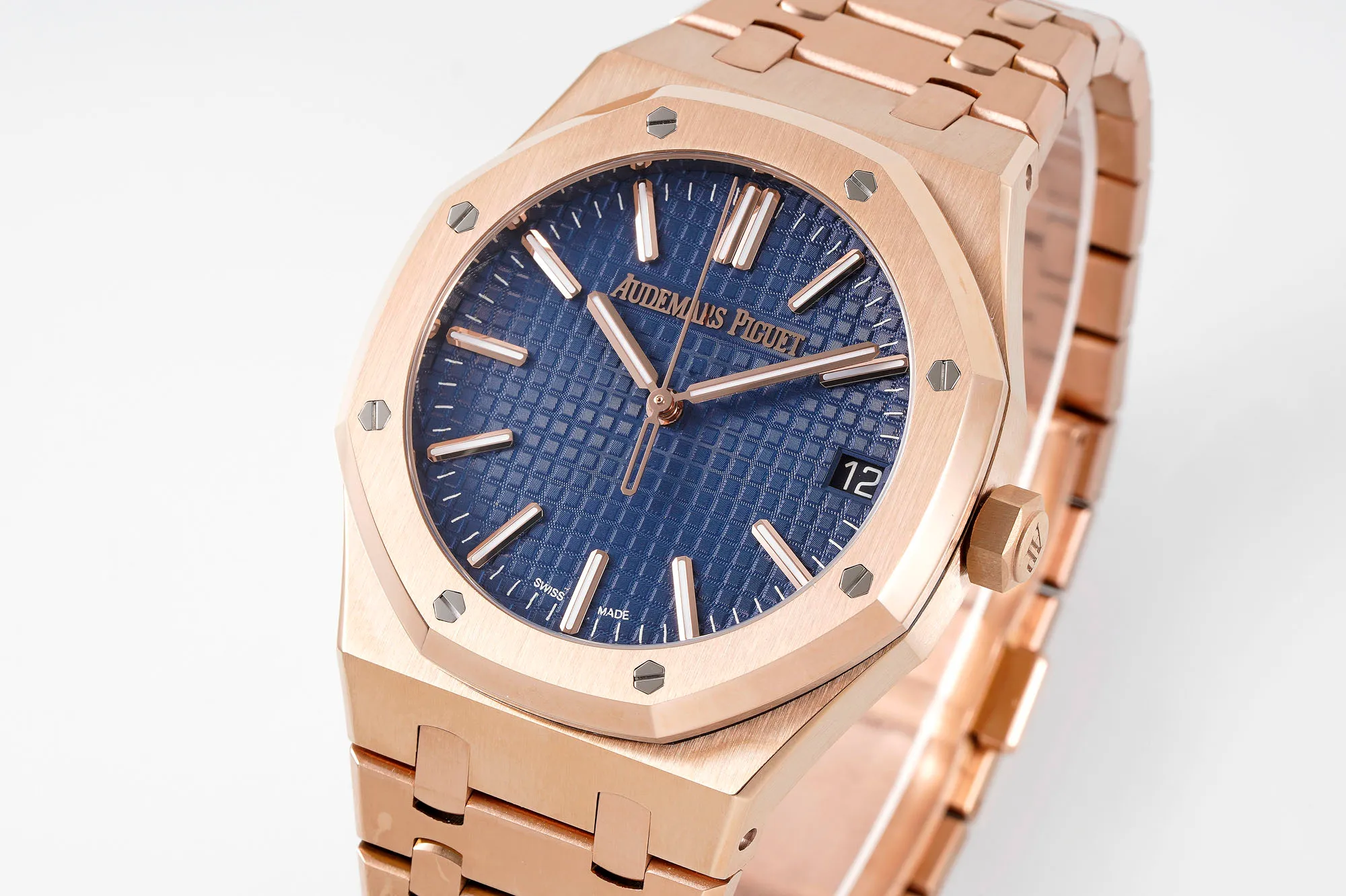 【High-end replica】💰1240! Top replica 💰Private chat! APS Audemars Piguet Royal Oak 15510 - shocking launch: using 4302 integrated movement - achieving the pinnacle of steel watches - demonstrating strength and defending the "steel" king! [5 subtleties] 1. The authentic product is disassembled and the size is 41X10.4 mm, which is consistent with the original product! 2. Perfectly restore every detail of the authentic watch case, showing the masculine temperament of the authentic "angular, perseverant and courageous" watch. 3. The workmanship of the steel strap is impeccable, and is better than any steel strap watch on the market. The tightness of the "buffer belt" connecting the steel strap head and the watch title is exactly the same as the original. 4. Audemars Piguet CAL.4302 all-in-one machine! Power up to 72 hours is more stable, better and more real. 5. The "biscuit texture" of the dial is three-dimensional and full, full of energy! It is by no means an ordinary small factory that is in despair. Experience the wonderful experience and feel the difference! Produced by APS, it must be a high-quality product!