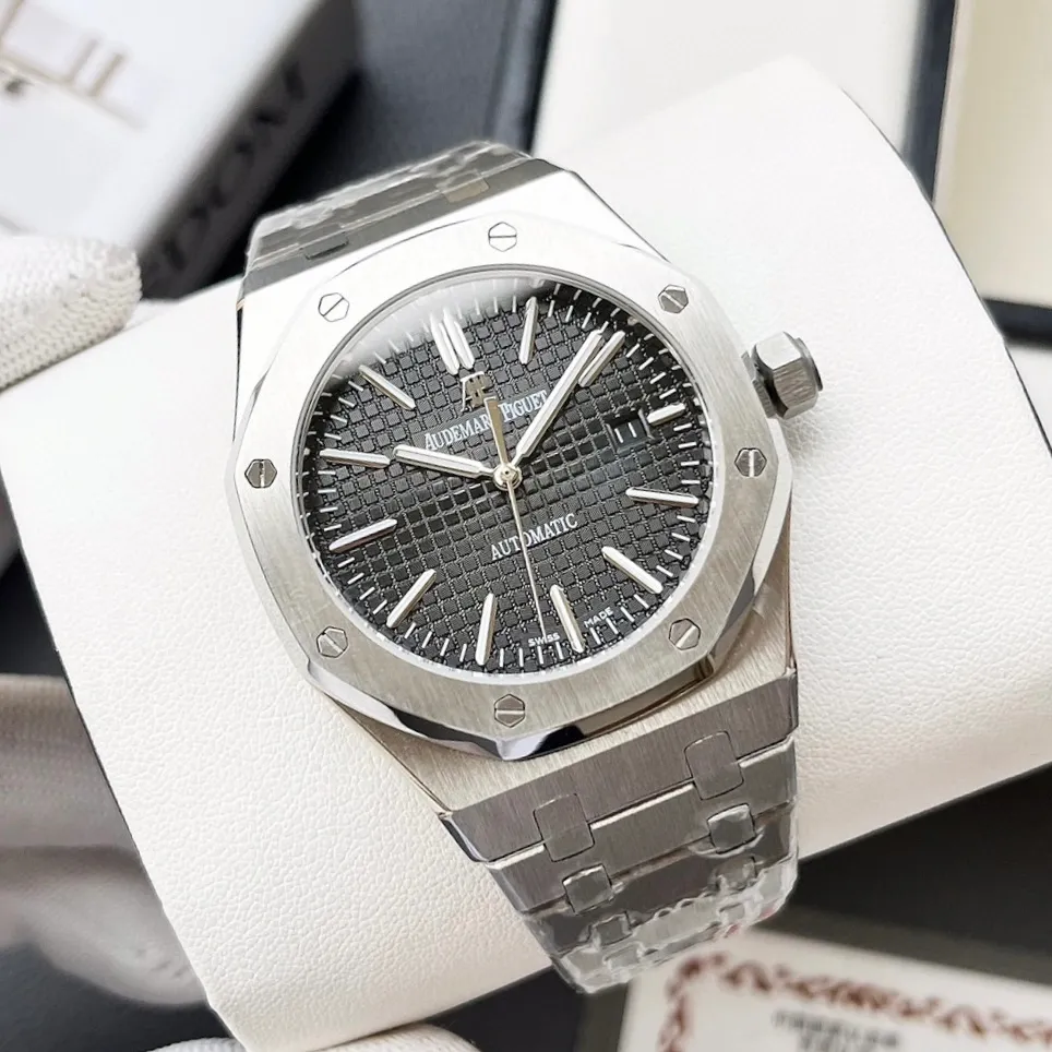 【High-end replica】💰1240! Customized all-in-one machine 💰1720! Audemars Piguet Royal Oak 15500 - Demonstrating strength and defending the "steel" king! The original mold size is 41X12 mm, which is consistent with the original product! It perfectly restores every detail of the authentic watch case, showing the masculine temperament of the authentic "angular, perseverance and courage". The workmanship of the steel band is impeccable, and is better than any steel band watch on the market. The tightness of the "buffer belt" connecting the steel band head and the watch head is exactly the same as the original. Only the imported 9015 all-in-one machine is more stable, better and more real. The "biscuit texture" on the dial is three-dimensional and full, full of energy! It’s definitely not the ordinary small factory that is in despair.