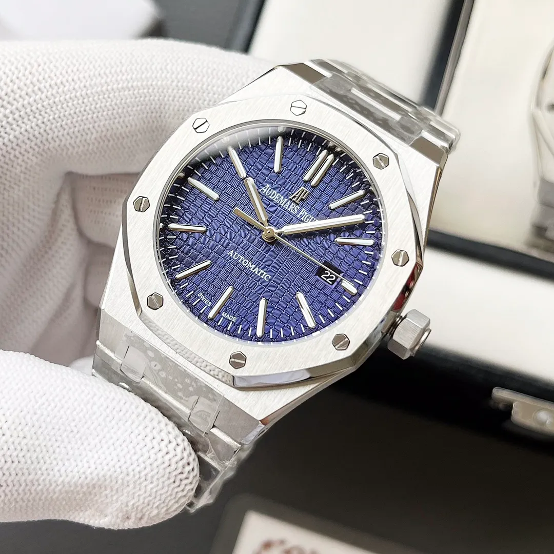 【High-end replica】💰1240! Customized all-in-one machine 💰1720! Audemars Piguet Royal Oak 15500 - Demonstrating strength and defending the "steel" king! The original mold size is 41X12 mm, which is consistent with the original product! It perfectly restores every detail of the authentic watch case, showing the masculine temperament of the authentic "angular, perseverance and courage". The workmanship of the steel band is impeccable, and is better than any steel band watch on the market. The tightness of the "buffer belt" connecting the steel band head and the watch head is exactly the same as the original. Only the imported 9015 all-in-one machine is more stable, better and more real. The "biscuit texture" on the dial is three-dimensional and full, full of energy! It’s definitely not the ordinary small factory that is in despair.