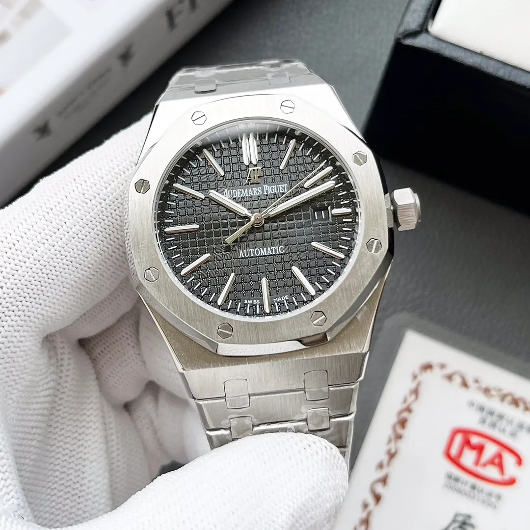 【High-end replica】💰1240! Customized all-in-one machine 💰1720! Audemars Piguet Royal Oak 15500 - Demonstrating strength and defending the "steel" king! The original mold size is 41X12 mm, which is consistent with the original product! It perfectly restores every detail of the authentic watch case, showing the masculine temperament of the authentic "angular, perseverance and courage". The workmanship of the steel band is impeccable, and is better than any steel band watch on the market. The tightness of the "buffer belt" connecting the steel band head and the watch head is exactly the same as the original. Only the imported 9015 all-in-one machine is more stable, better and more real. The "biscuit texture" on the dial is three-dimensional and full, full of energy! It’s definitely not the ordinary small factory that is in despair.