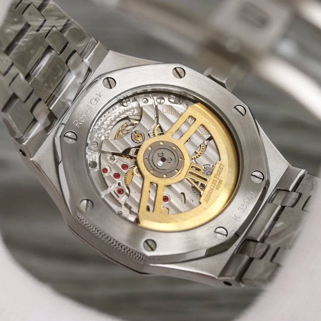 ZF Audemars Piguet AP Royal Oak 15500 AP2 upgraded V2 version - shocking online: remove the excess part of the movement deck and make it more hollow - achieving the pinnacle of steel watches - demonstrating strength to defend the "steel" king! [6 subtleties] 1. The genuine product is disassembled and the size is 41X10.4 mm, which is consistent with the original product! 2. Perfectly restore every detail of the authentic watch case, showing the masculine temperament of the authentic "angular, perseverant and courageous" watch. 3. The workmanship of the steel strap is impeccable, and is better than any steel strap watch on the market. The tightness of the "buffer belt" connecting the steel strap head and the watch title is exactly the same as the original. 4. The automatic rotor pays tribute to the original. It is the only version on the market that has the same color as the original (general versions on the market are reddish) and the ap family emblem is uniquely carved on it. 5. Break the concept of plywood and use the 9015 movement to change the Audemars Piguet CAL.4302 all-in-one machine! More stable, better and more real. 6. The "biscuit texture" of the dial is three-dimensional and full, full of energy! It is by no means an ordinary small factory that is in despair. Experience the wonderful experience and feel the difference! Produced by ZF, it must be a high-quality product!