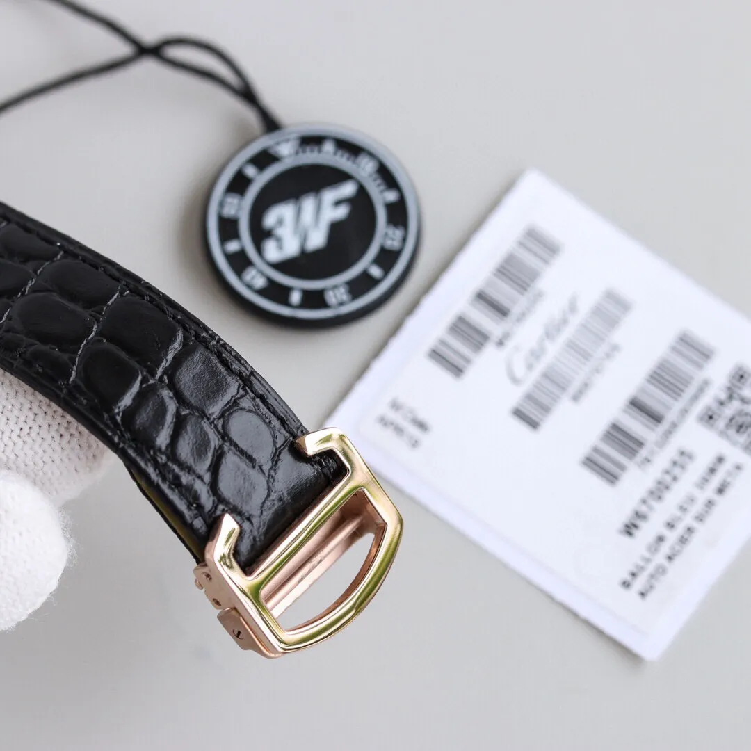 [High-end replica] 💰1440 each! [Top replica] 💰3300 yuan each! Cartier RONDE DE CARTIER The London series WSRN0021 was released at the same time as the W6700155 model. The couple's watch is large and small, perfectly retaining the elegant appearance and Cartier characteristics, Roman numerals, sword-shaped grilled steel blue hands, sapphire glass mirror, silver-plated pearlescent dial, smooth and balanced design style, showing full luster, equipped with original Swiss imported quartz movement (the appearance of the movement is consistent with the original). Large diameter size: 36mm diameter, small diameter size: 29.5mm. It is matched with the imported Italian calfskin original buckle and is compatible with the original version.