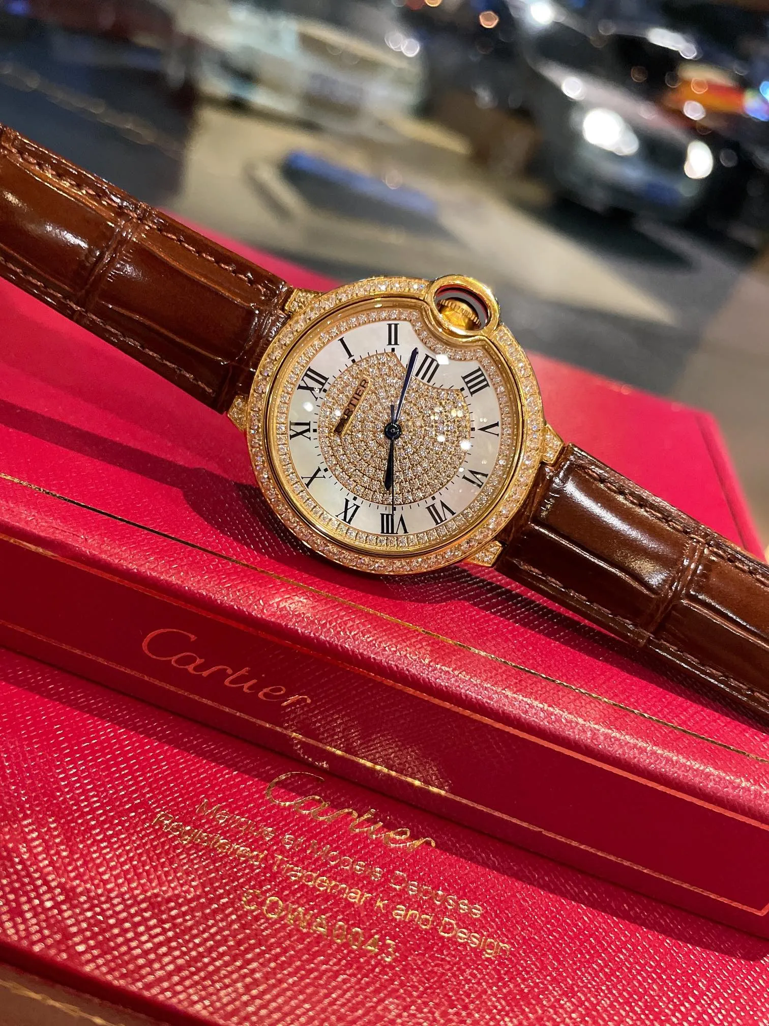 【High-end replica】💰1300! Cartier full diamond women's watch, fisheye glass, Swiss quartz movement ✔️The most popular color, perfect healing color/very temperamental color, pebbled leather with just the right saturation, delicate sheepskin, super soft and comfortable to wear. The key is the super showy white color❗️ Cartier blue balloon with diamond surface💎Gold is luxurious and noble. The real thing is super beautiful💋Swiss quartz size 36mm. Highly recommended to buy [Wow]