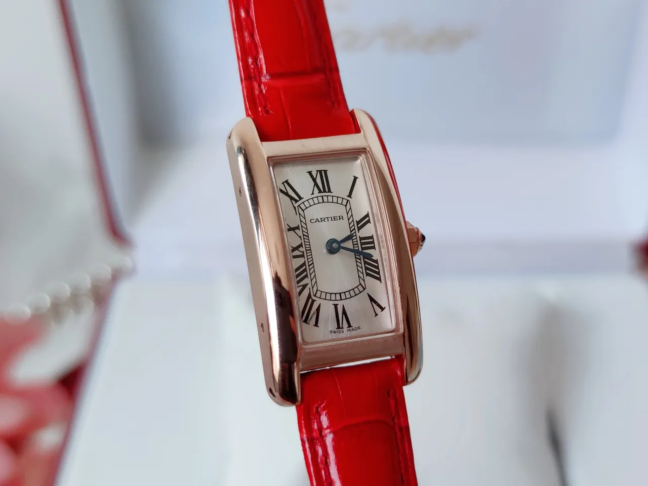 【High-end replica】💰1440! Cartier Tank Américaine watch, small model, with sapphire mirror and Swiss quartz movement. Original open mold, stainless steel case, octagonal crown, set with a synthetic blue spinel, silver-plated dial, sword-shaped blue steel hands, with original smooth folding clasp, made of imported multi-color calfskin. Tank Américaine is a large and elegant watch that is favored by connoisseurs. Case dimensions: 34.80 x 19.00 mm.