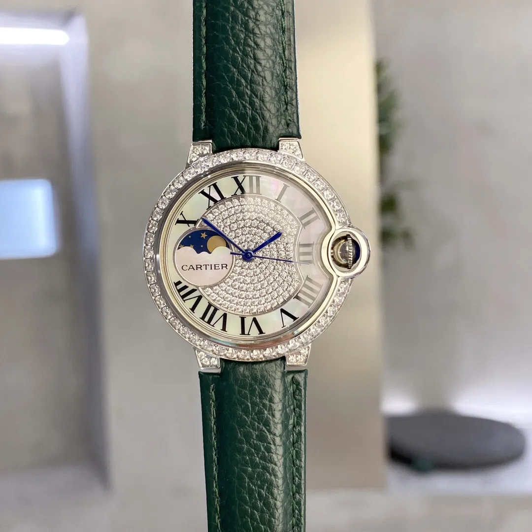 【High-end replica】💰1240! Cartier women's watch High-end limited edition, luxurious and noble temperament, it has to be [love], Cartier women's blue balloon luxury series, quartz watches are shipped in the same color [color], the sun, moon and stars are displayed in a large frame, the starry sky is running, time flows, special process cutting diamonds 💎 inlaid ring, personality, perfect, equipped with original imported quartz movement, accurate travel time, Cartier original snap buckle, diameter 36mm, thickness 8mm "Please look for the exclusive background to shoot the details"