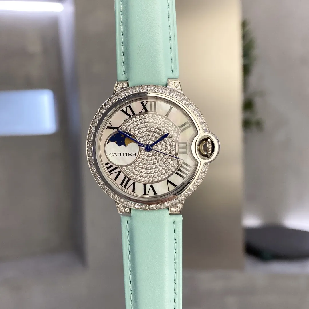 【High-end replica】💰1240! Cartier women's watch High-end limited edition, luxurious and noble temperament, it has to be [love], Cartier women's blue balloon luxury series, quartz watches are shipped in the same color [color], the sun, moon and stars are displayed in a large frame, the starry sky is running, time flows, special process cutting diamonds 💎 inlaid ring, personality, perfect, equipped with original imported quartz movement, accurate travel time, Cartier original snap buckle, diameter 36mm, thickness 8mm "Please look for the exclusive background to shoot the details"