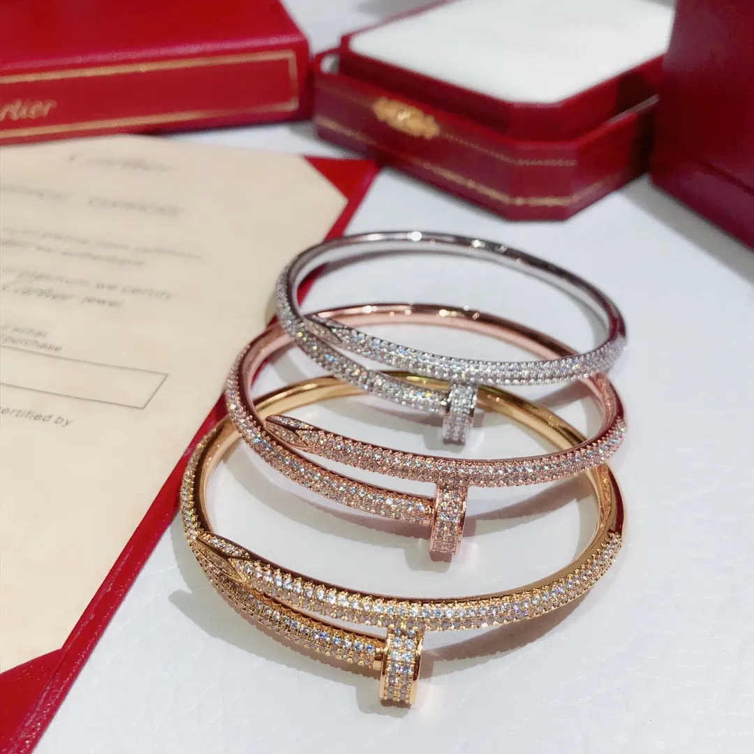 【Purchasing quality】💰360! Cartier nail bracelet JUSTE UN CLOU is a firm belief in "nailing": love only because of love. It's time to give yourself a gift. The nail bracelet is full of diamonds. They interpret the spirit of independence with their true self. Juste un Clou, at a certain moment, I fall in love with your boldness and unruliness! Imported sub-gold material electroplated with three layers of thick gold, long-lasting and does not fade! Logo engraved inside, all three colors
