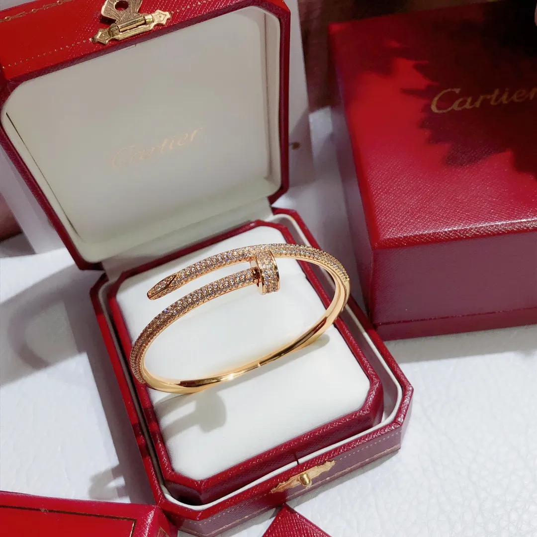 【Purchasing quality】💰360! Cartier nail bracelet JUSTE UN CLOU is a firm belief in "nailing": love only because of love. It's time to give yourself a gift. The nail bracelet is full of diamonds. They interpret the spirit of independence with their true self. Juste un Clou, at a certain moment, I fall in love with your boldness and unruliness! Imported sub-gold material electroplated with three layers of thick gold, long-lasting and does not fade! Logo engraved inside, all three colors