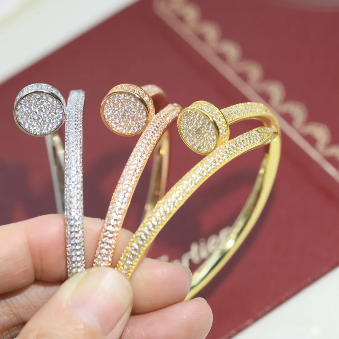 【Purchasing quality】💰360! Cartier nail bracelet JUSTE UN CLOU is a firm belief in "nailing": love only because of love. It's time to give yourself a gift. The nail bracelet is full of diamonds. They interpret the spirit of independence with their true self. Juste un Clou, at a certain moment, I fall in love with your boldness and unruliness! Imported sub-gold material electroplated with three layers of thick gold, long-lasting and does not fade! Logo engraved inside, all three colors