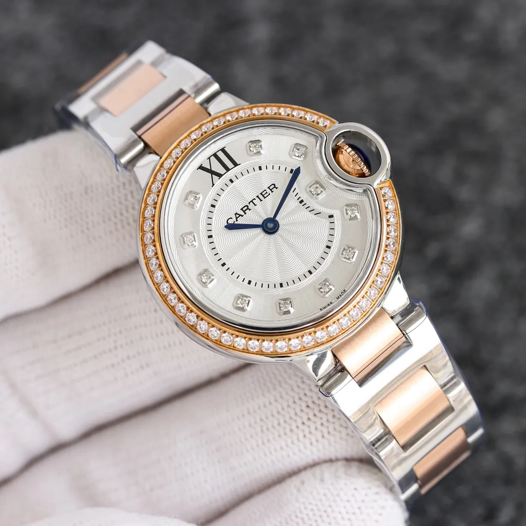 The Taiwanese factory Blue Balloon produces a series of Swiss quartz in a complete range of sizes (look for the bottom cover code 745565xx3489). This series of watches is famous for its delicate style and elegant style in the Cartier watchmaking industry. Of course, this watch must have such characteristics. The color of the stainless steel case makes the watch as light as a balloon, and the blue crown seems to have disobediently deviated from the original planned trajectory, like a playful couple. The Roman numerals on the dial look retro and deep, decorated with guilloche patterns and sword-shaped hands. The entire watch gives people a delicate and considerate feel. Isn’t this what couples need? Built-in: Japan's Citizen fully automatic machine, also with Swiss quartz, water drop (fish eye bubble) sapphire glass mirror, highly waterproof, burnt steel blue pointer color, curvature shape of the crown