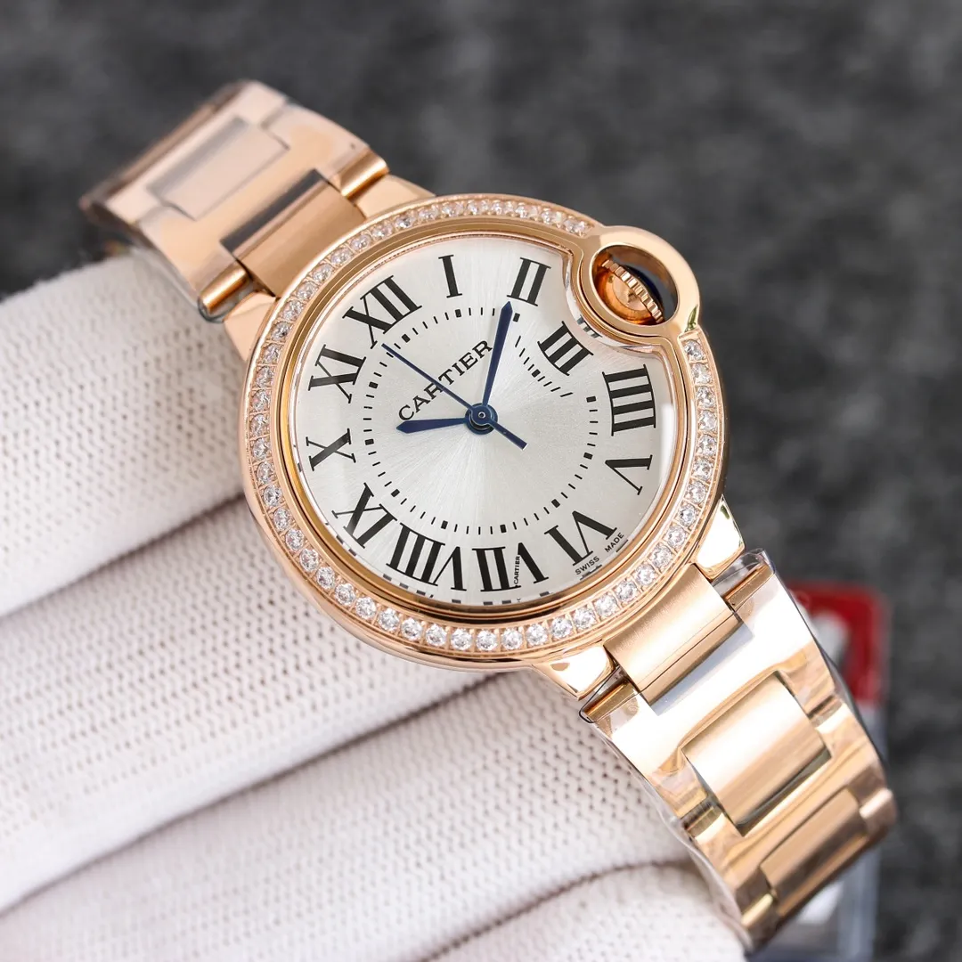 The Taiwanese factory Blue Balloon produces a series of Swiss quartz in a complete range of sizes (look for the bottom cover code 745565xx3489). This series of watches is famous for its delicate style and elegant style in the Cartier watchmaking industry. Of course, this watch must have such characteristics. The color of the stainless steel case makes the watch as light as a balloon, and the blue crown seems to have disobediently deviated from the original planned trajectory, like a playful couple. The Roman numerals on the dial look retro and deep, decorated with guilloche patterns and sword-shaped hands. The entire watch gives people a delicate and considerate feel. Isn’t this what couples need? Built-in: Japan's Citizen fully automatic machine, also with Swiss quartz, water drop (fish eye bubble) sapphire glass mirror, highly waterproof, burnt steel blue pointer color, curvature shape of the crown