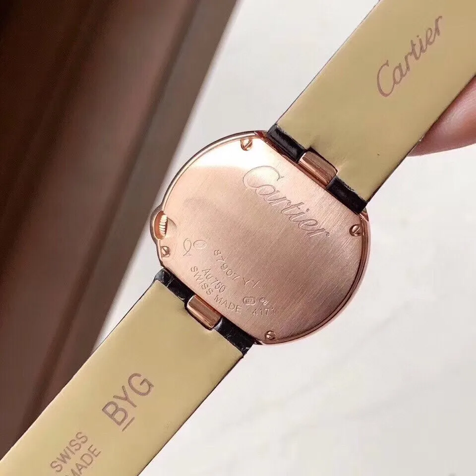 【Foreign trade import】💰1160! Cartier Ballon Blanc de Cartier series! Size 30mm! Counter genuine synchronized version! My family bought the genuine product from a counter with more than 8w of real gold and silver! The quality is definitely not fooled! Welcome everyone to compare the genuine products! I fell in love with the white balloon at first sight! "Haze Gray" is super white! The biggest difference between the white balloon and the blue balloon is that there is a rhombus diamond in the fourth position! The low-key leather strap complements the luster of the electroplated 18k rose gold dial! The latest styles from the counter will not be as popular as blue balloons! Let me explain the key points! Teach you how to distinguish junk versions on the market! (1) Swiss Ronda quartz movement ➕ Cartier dedicated deck. Don’t be afraid to open the bottom cover to inspect the goods! (2) The crown at 4 o'clock is set with a 0.14 carat diamond! The color perfectly restores the real diamond! Rhombus-shaped diamonds are different from ordinary zircons on the market! (3) Silver Roman font, not blue! The grilled blue needle hands have also been changed to rose gold! (4) In terms of watch straps, we also spend a lot of money to achieve genuine 1:1 quality. There are two options: Italian cowhide and American crocodile leather. Personal opinion! White balloons really look better than blue balloons! To her! I started with looks! Loyal to quality!