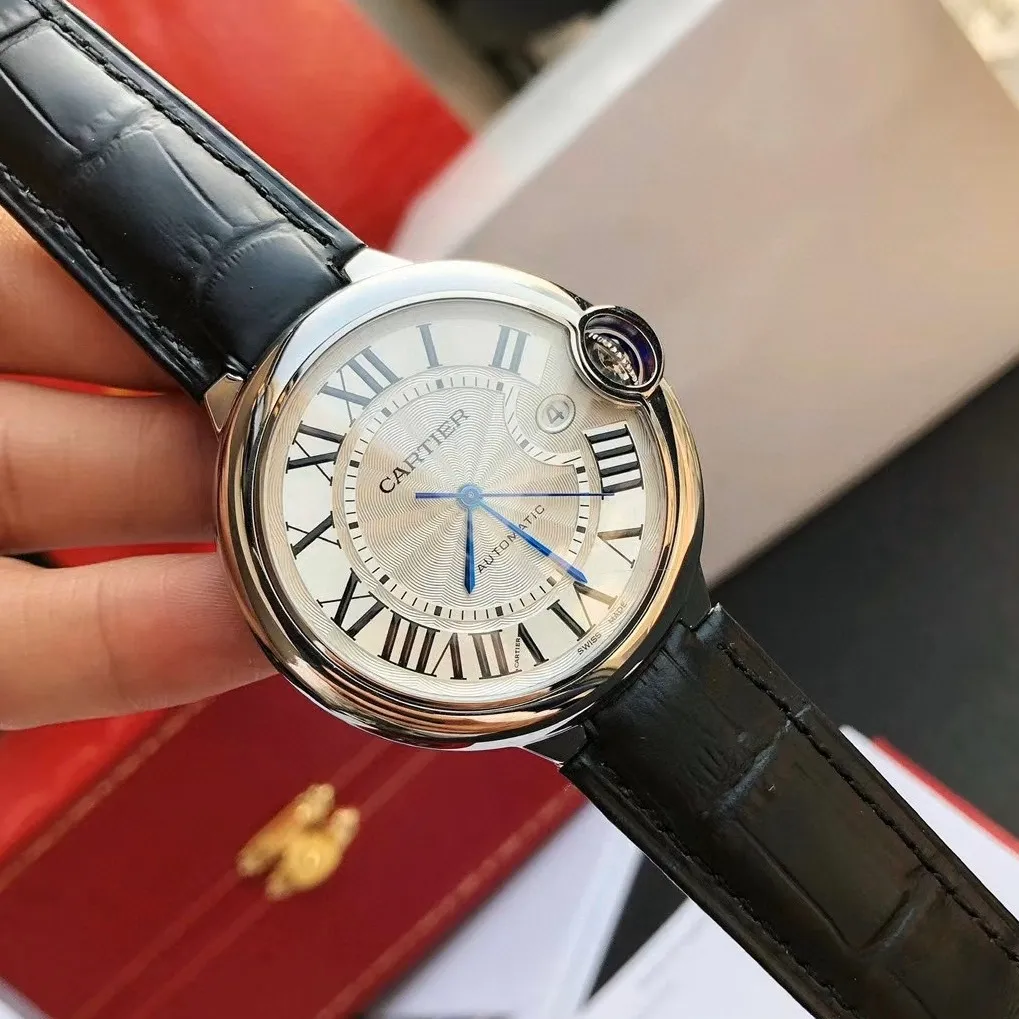 【High-end replica】💰1080! 【Customized all-in-one machine】💰1720! Cartier Blue Balloon [Cross-border peak, replica of the original version] GD quality control ingenuity creates a classic model - the Cartier Blue Balloon 42mm series is a one-to-one replica of the original version, sleek and elegant, showing nobility. [Case] ​​The case size is synchronized with the original 42/13mm 316L stainless steel case, which is extremely polished and shiny. The level of detail is no less than the original, perfectly embodying the unique charm of the original. [Movement] Equipped with the imported Citizen 9015 movement, the parameters are synchronized with the original ones, and can be simultaneously upgraded to the Swiss ETA machine. It has accurate travel time, delicate winding feel, and the time adjustment direction is synchronized with the original ones. [Strap] It is equipped with a first-layer cowhide strap imported from Italy and a top-grade 316L stainless steel strap to choose from. The steel belt is exquisitely polished ⚠️ Please look for the exclusive quality produced by GD