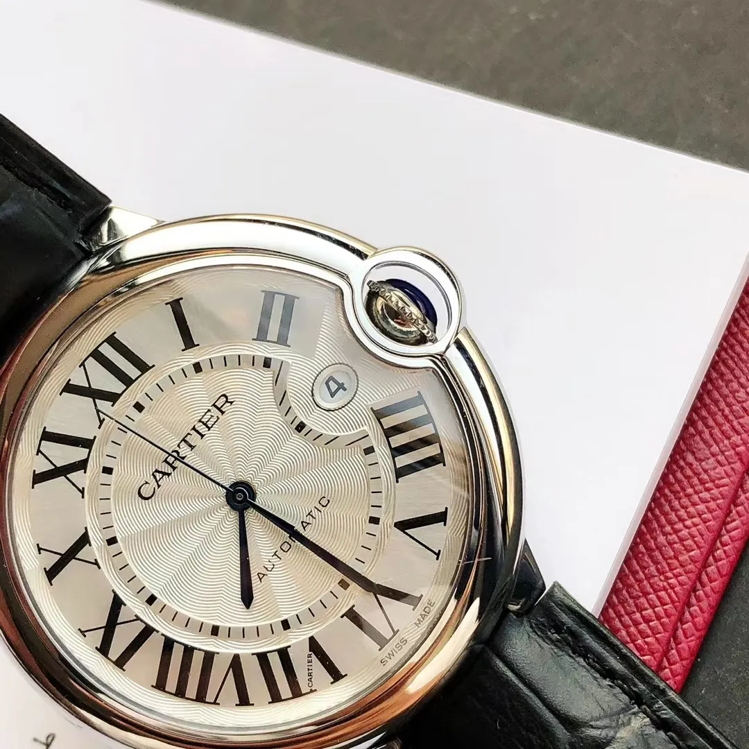 【High-end replica】💰1080! 【Customized all-in-one machine】💰1720! Cartier Blue Balloon [Cross-border peak, replica of the original version] GD quality control ingenuity creates a classic model - the Cartier Blue Balloon 42mm series is a one-to-one replica of the original version, sleek and elegant, showing nobility. [Case] ​​The case size is synchronized with the original 42/13mm 316L stainless steel case, which is extremely polished and shiny. The level of detail is no less than the original, perfectly embodying the unique charm of the original. [Movement] Equipped with the imported Citizen 9015 movement, the parameters are synchronized with the original ones, and can be simultaneously upgraded to the Swiss ETA machine. It has accurate travel time, delicate winding feel, and the time adjustment direction is synchronized with the original ones. [Strap] It is equipped with a first-layer cowhide strap imported from Italy and a top-grade 316L stainless steel strap to choose from. The steel belt is exquisitely polished ⚠️ Please look for the exclusive quality produced by GD