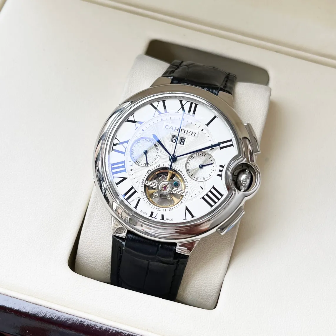 【High-end replica】💰1500! Cartier Men's Watch Fully Automatic Mechanical Movement Mineral Strengthened Glass 316L Stainless Steel Case Leather Strap Fashionable and Casual Business Necessary Size: Diameter 44mm Thickness 12mm