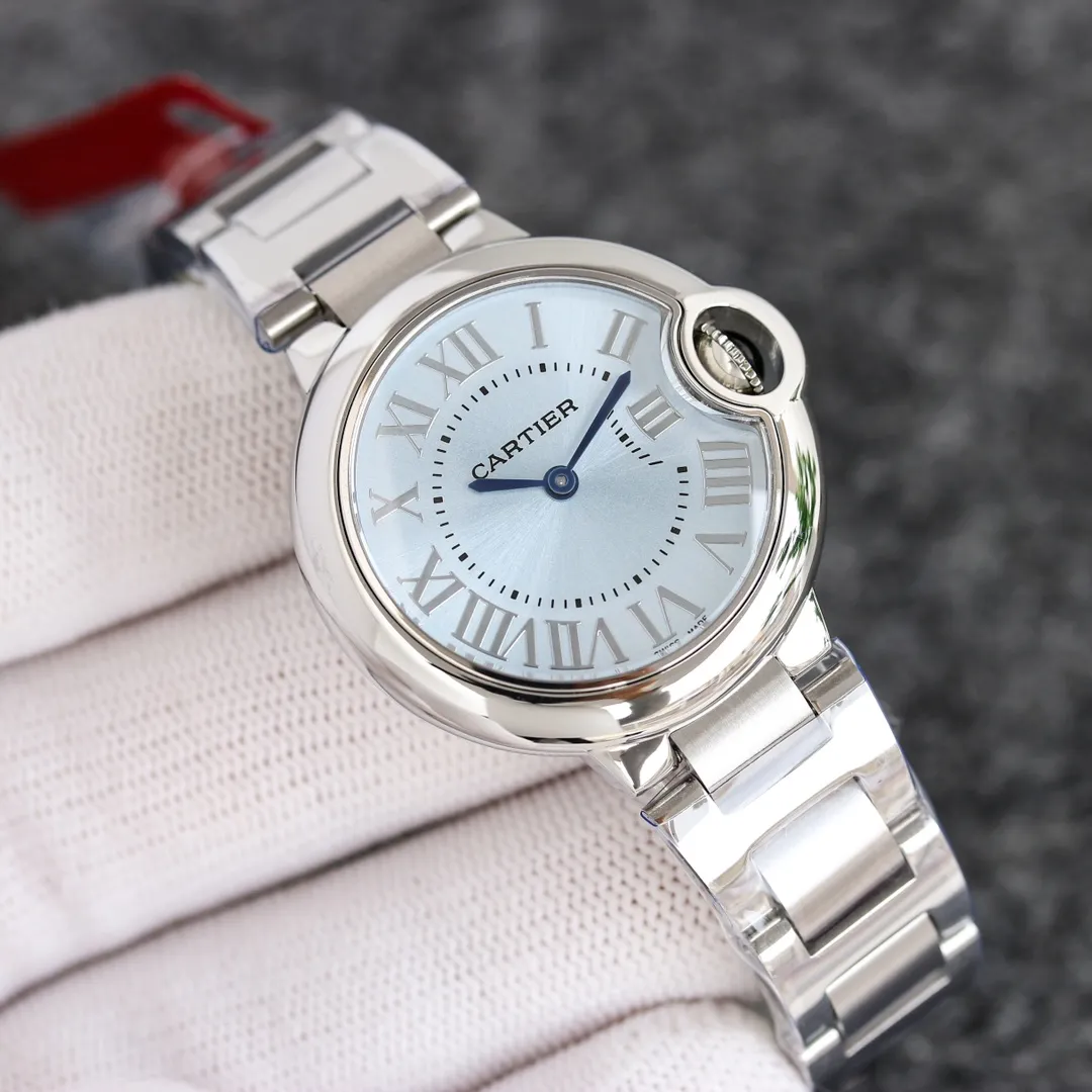The Taiwanese factory Blue Balloon produces a series of Swiss quartz in a complete range of sizes (look for the bottom cover code 745565xx3489). This series of watches is famous for its delicate style and elegant style in the Cartier watchmaking industry. Of course, this watch must have such characteristics. The color of the stainless steel case makes the watch as light as a balloon, and the blue crown seems to have disobediently deviated from the original planned trajectory, like a playful couple. The Roman numerals on the dial look retro and deep, decorated with guilloche patterns and sword-shaped hands. The entire watch gives people a delicate and considerate feel. Isn’t this what couples need? Built-in: Japan's Citizen fully automatic machine, also with Swiss quartz, water drop (fish eye bubble) sapphire glass mirror, highly waterproof, burnt steel blue pointer color, curvature shape of the crown