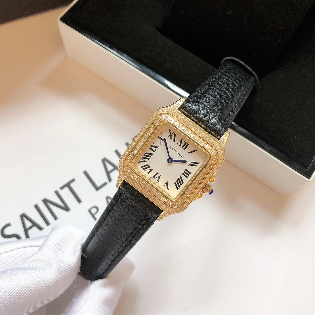 【Foreign trade import】💰1240! Cartier Panthère de Cartier cheetah watch, gorgeous and unruly, is the aesthetic style conveyed by Panthère de Cartier cheetah. Its lines are smooth, charming, soft and docile on the wrist, as if dancing on the skin. The unique shape highlights a mature, elegant, confident and attractive female image. The case is one-piece, 27mm medium size, equipped with original Swiss quartz movement, 316L stainless steel case, crown set with a synthetic blue spinel, silver-plated dial, sword-shaped blue steel hands