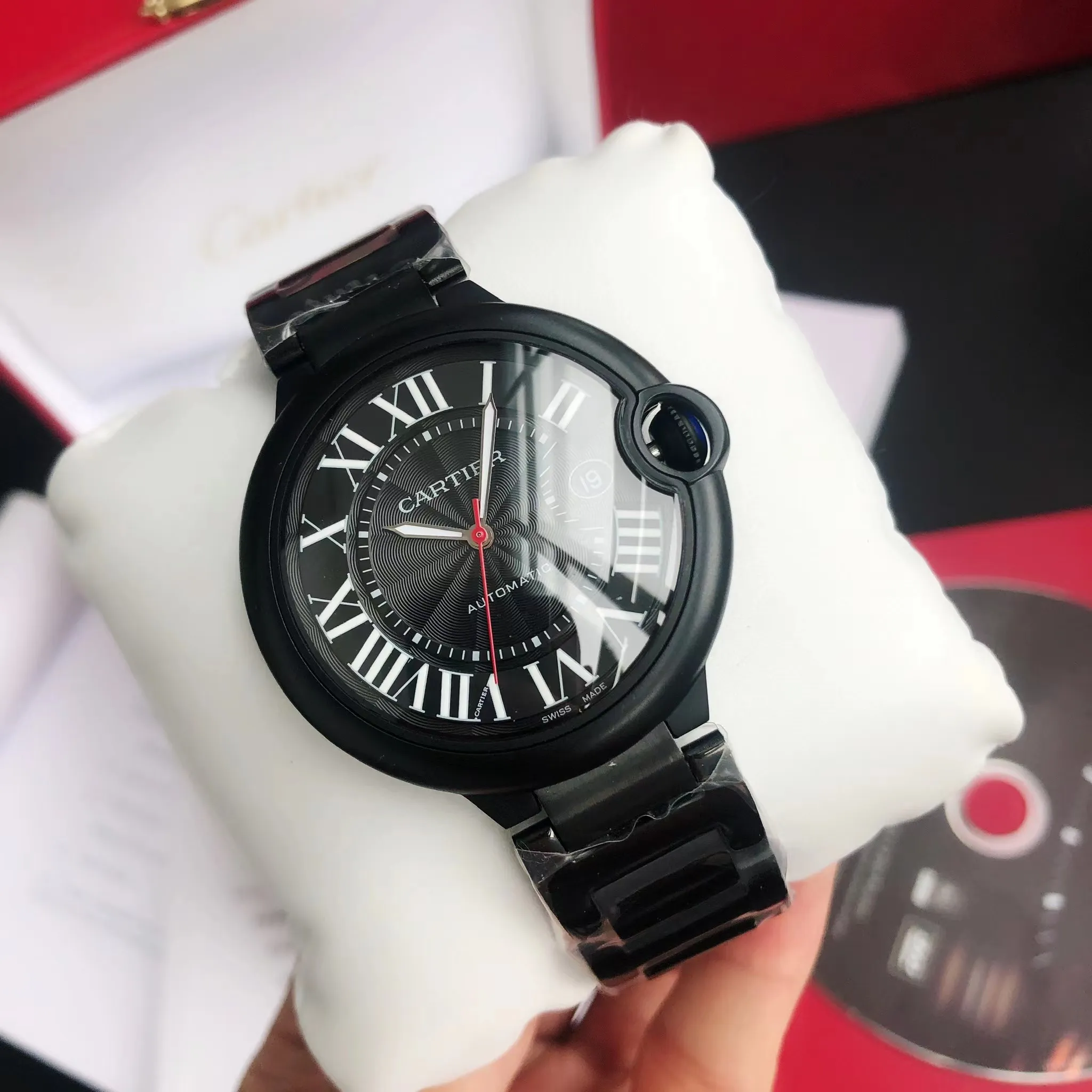 [Original order quality]💰1160! 【High-end replica】💰1720! The Cartier Blue Balloon 42mm series is a one-to-one replica of the original version, sleek and elegant, showing nobility. [Surface] Adopts original CNC color matching, the original version has the same dark yellow color, fine and well-proportioned textures, sword-shaped grilled blue steel hands, bright color and clear reading [Case] ​​The original mold is opened to upgrade the shell shape, the fish-eye sapphire glass head has an obvious crescent position, consistent radian, the crown is centered, and the size is synchronized with the original 42/13mm 316L stainless steel case, which is extremely polished and shiny. The level of detail is no less than the original, perfectly embodying the unique charm of the original. [Movement] Equipped with the top-level Seagull 2824 movement, the parameters are synchronized with the original ones, and can be simultaneously upgraded to the Swiss ETA machine. It has accurate travel time, delicate winding feel, and the time adjustment direction is synchronized with the original ones. [Strap] Equipped with an Italian imported first-layer cowhide strap with an original sand buckle or a top-grade 316L stainless steel bracelet. The parts are polished, and the bracelet screws use the original consistent spring thread ⚠️ Please look for the exclusive quality of GD products