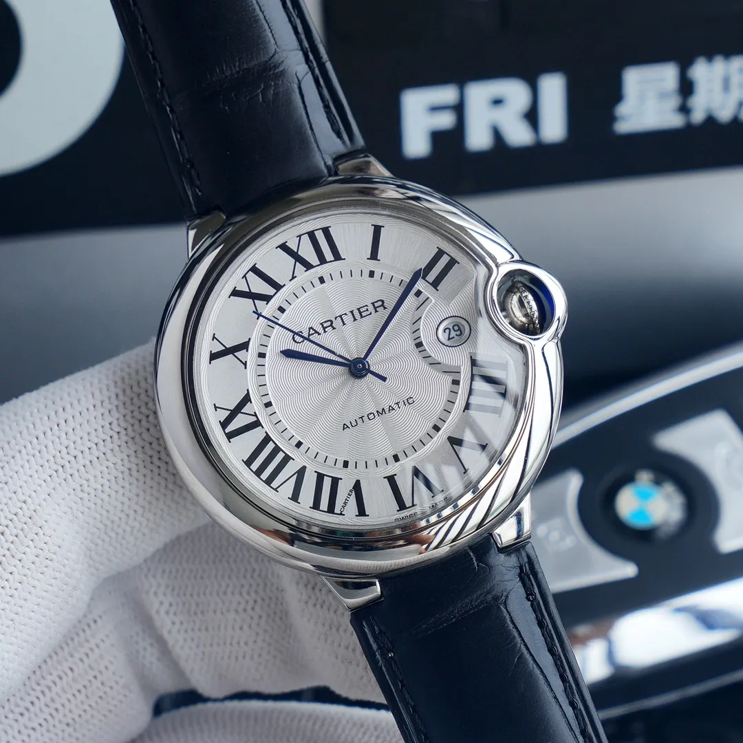 【Top Replica】💰2560! Cartier Blue Balloon series, this series of watches is famous for its delicate style and elegant style in Cartier watchmaking industry. Of course, this watch must have such characteristics. The color of the stainless steel case makes the watch as light as a balloon, and the blue crown seems to have disobediently deviated from the original planned trajectory, like a playful couple. The Roman numerals on the dial look retro and deep, decorated with guilloche patterns and sword-shaped hands. The entire watch gives people a delicate and considerate feel. Isn’t this what couples need? Built-in: Japanese Citizen fully automatic machine, water drop (fish eye bubble) sapphire glass mirror, highly waterproof, burnt steel blue pointer color, head curvature⚠Please look for exclusive quality