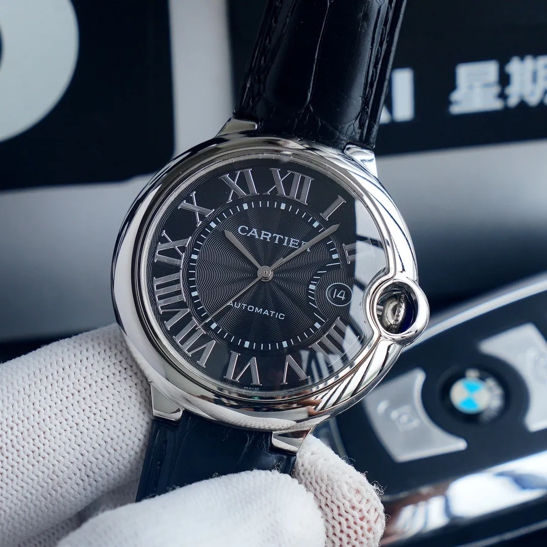 【Top Replica】💰2560! Cartier Blue Balloon series, this series of watches is famous for its delicate style and elegant style in Cartier watchmaking industry. Of course, this watch must have such characteristics. The color of the stainless steel case makes the watch as light as a balloon, and the blue crown seems to have disobediently deviated from the original planned trajectory, like a playful couple. The Roman numerals on the dial look retro and deep, decorated with guilloche patterns and sword-shaped hands. The entire watch gives people a delicate and considerate feel. Isn’t this what couples need? Built-in: Japanese Citizen fully automatic machine, water drop (fish eye bubble) sapphire glass mirror, highly waterproof, burnt steel blue pointer color, head curvature⚠Please look for exclusive quality