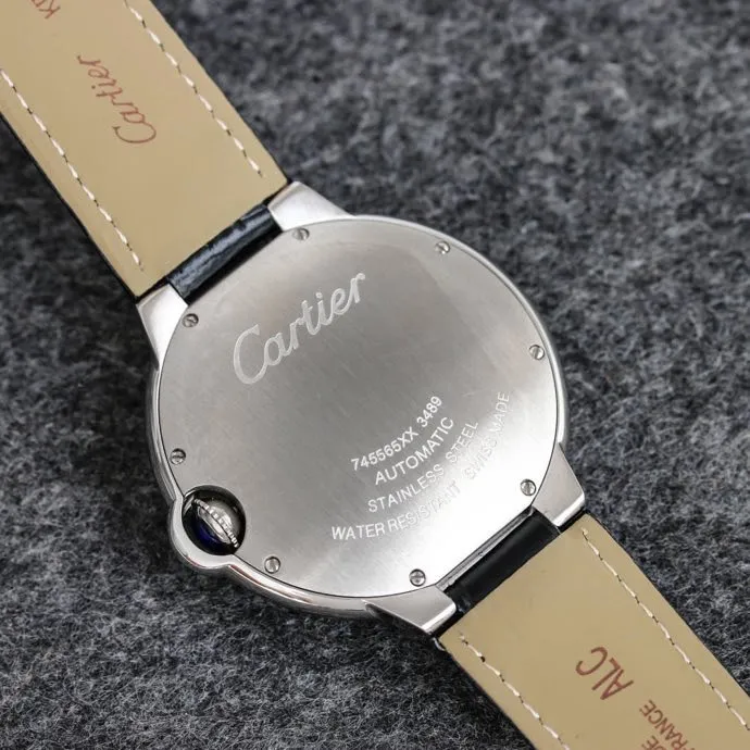 The 42 size upgraded version of the Taiwan factory is equipped with 2824 Ruijie, 1, dark yellow lettering, 2 baked blue hands, 3 original sand buckle, 4 centered handle, 5, obvious crescent. This series of watches is famous for its delicate style and elegant style in the Cartier watchmaking industry. Of course, this watch must have such characteristics. The color of the stainless steel case makes the watch as light as a balloon, and the blue crown seems to have disobediently deviated from the original planned trajectory, like a playful couple. The Roman numeral hour markers look retro and deep on the dial, decorated with guilloche patterns and sword-shaped hands. The entire watch gives people a delicate and considerate feel. Isn’t that what couples need? Waterdrop (fish eye bubble) sapphire glass mirror. Highly waterproof. Curved handle shape.