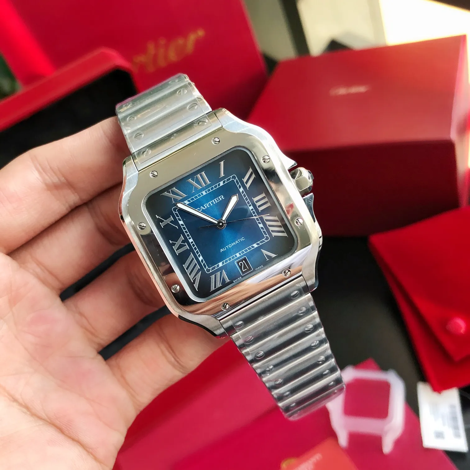 【High-end replica】💰1300! 【Customized all-in-one machine】💰1900! 【Top Replica】💰Private chat! The Cartier Santos de Cartier watch can be said to be the world's first real watch. It has a history of a hundred years. In 1904, Cartier launched a watch that could be worn on the wrist and named it after his close friend Santos. This is the origin of the Santos watch. The so-called "watches" at that time were just some "expedient" watches, which were pocket watches tied to the wrist, with the crown still at 12 o'clock! Santos' pioneering design places the crown at 3 o'clock and inlays a natural spinel on the crown. The blue light has captured the hearts of countless consumers to this day. What I bring to you today is the latest upgraded version of Santos in 2018. It has a new technology upgraded quick-release device. You can remove and remove the strap with just a tap of your bare hands without any tools. The patented technology is unique. It has a 40mm watch diameter, equipped with an imported movement, sapphire mirror, and 100m waterproof. The pictures were taken as top replica real shots!